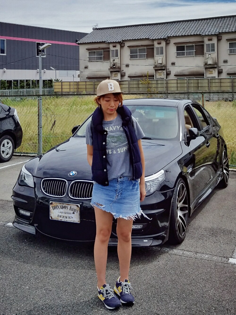 「キャップ、ダウンベスト、重ね着、グレーTシャツ、デニムスカート、ミニスカート、ニューバランス、リュック、スニーカーコーデ、大人カジュアル」｜「BASECONTROLのツイル BBCAP（キャップ、ベージュ系）」を使った、インスタ→bz178koshu47さん（レディース・159cm）の秋コーディネートの1枚目の写真