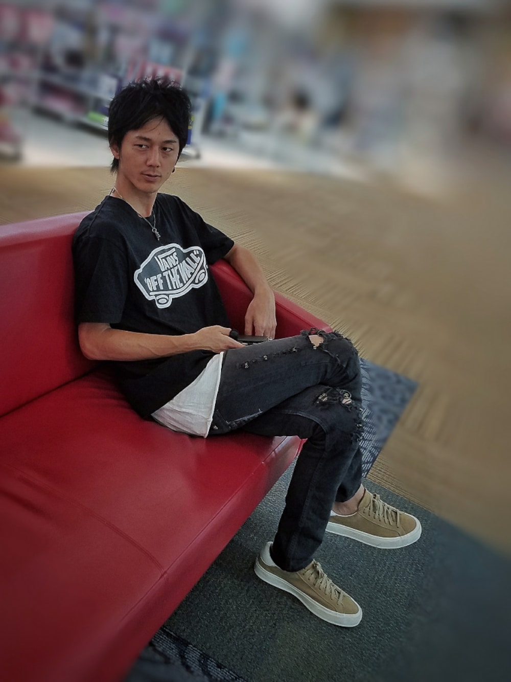 「VANS、ロゴT、ロング丈、ロング丈Tシャツ、重ね着、大人カジュアル、スニーカーコーデ、ブラックコーデ、ビッグシルエット、ビッグT」｜「CHROME HEARTSのピアス&リング
（ピアス（片耳用）、シルバー系）」を使った、インスタ→bz178koshu47さん（メンズ・170cm）の秋コーディネートの1枚目の写真