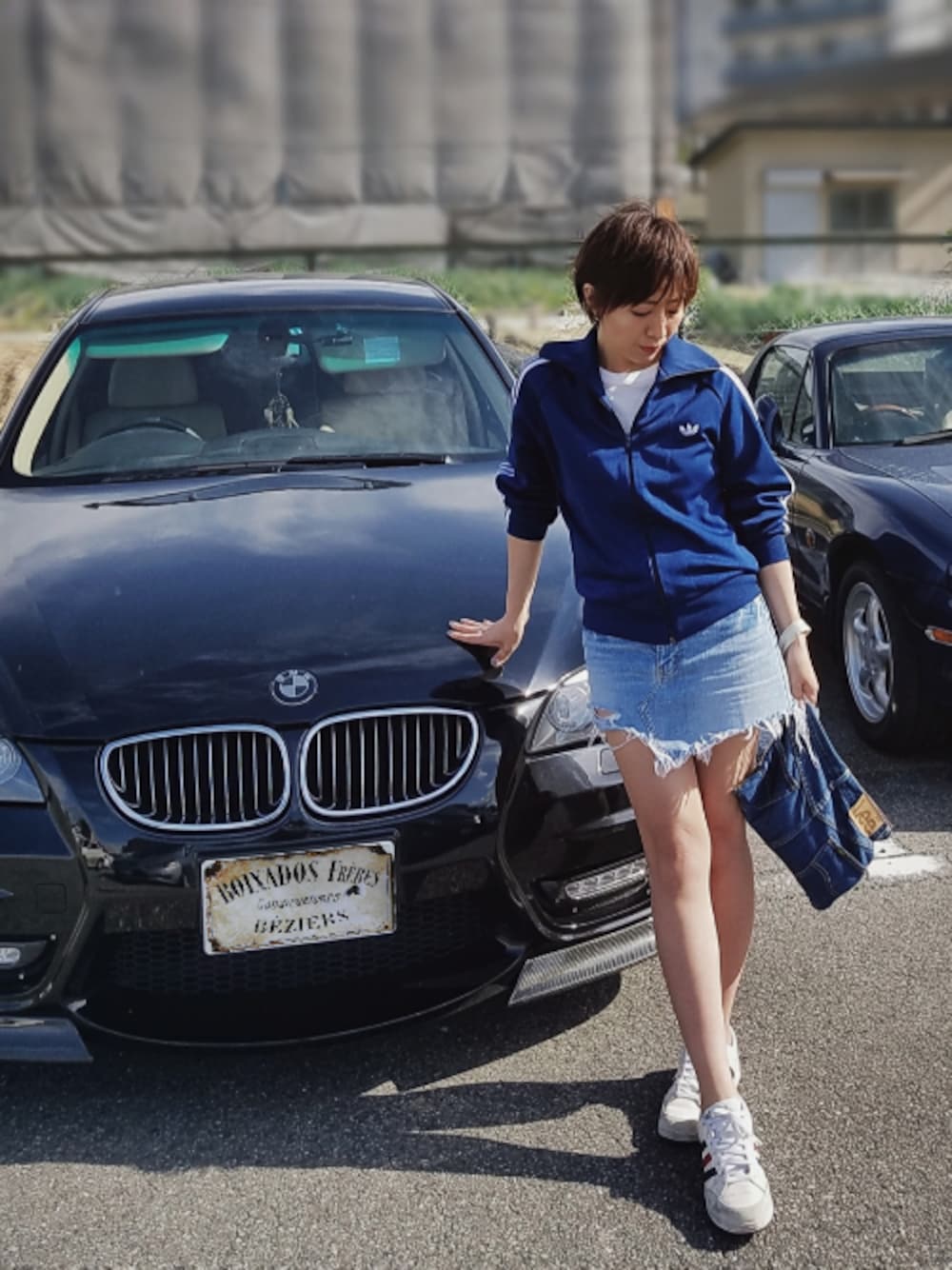 「adidas originals、ジャージ、デニムスカート、リメイク、ミニスカート、クラッシュデニム、adidasジャージ、デニムクラッチ、白スニーカー、大人カジュアル」｜「adidas Originalsのアイテム（ナイロンジャケット、ブルー系）」を使った、インスタ→bz178koshu47さん（レディース・159cm）の春コーディネートの1枚目の写真