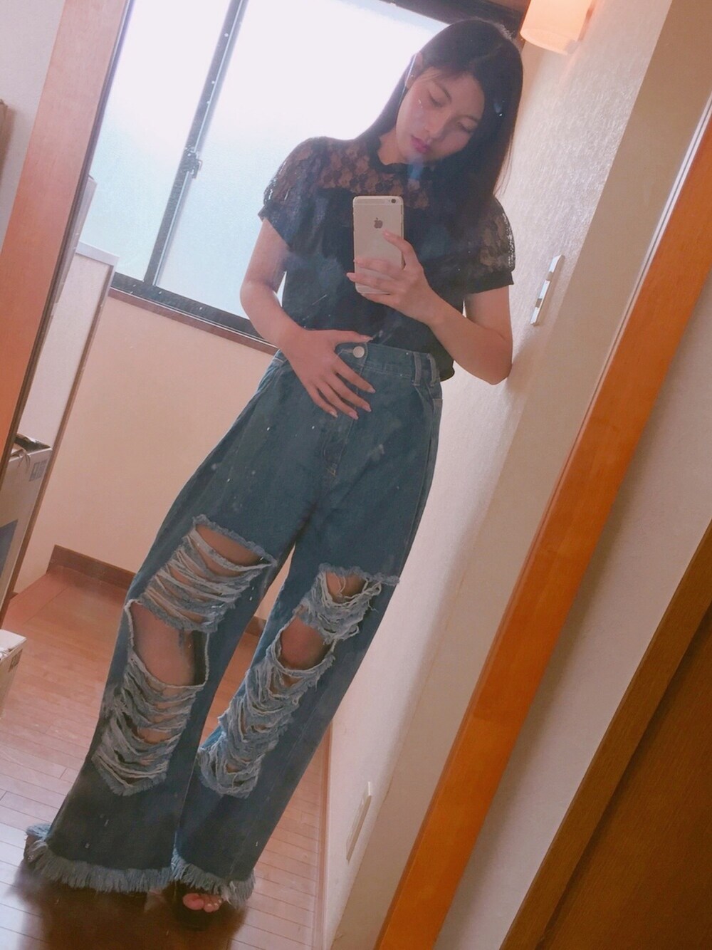「クラッシュデニム、クラッシュジーンズ、レース、レーストツプス、男ウケしない服、男ウケ最悪コーデ、何人に縫えって言われただろうw、プチプラ」｜「WEGOのWEGO/タックヘビークラッシュワイドパンツ（デニムパンツ、ブルー系）」を使った、ながいゆーうさん（レディース・158cm）の夏コーディネートの1枚目の写真
