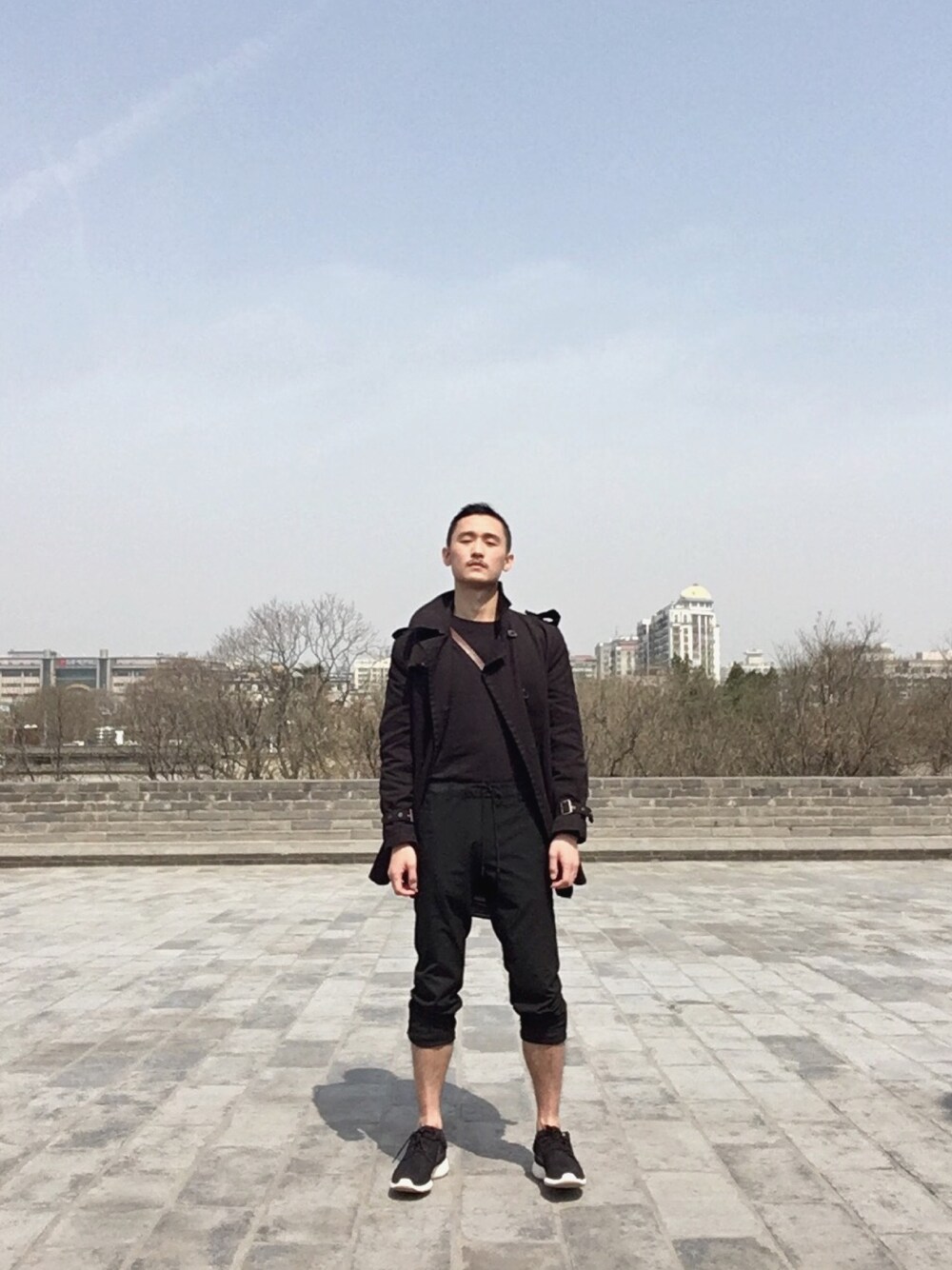 「NIKEのアイテム（スニーカー、ブラック系）」を使った、Daniel Koji Ujikawaさん（メンズ・174cm）の春コーディネートの1枚目の写真
