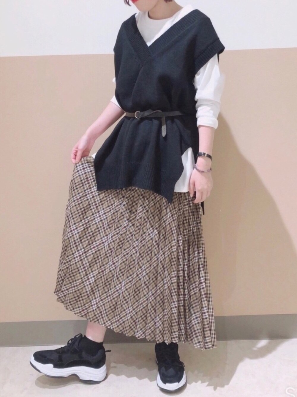 「秋コーデ、ロンT、ニットベスト、チェック、スニーカー、スニーカーコーデ、Green Parks、earth music&ecology」｜「Green　ParksのSET2点 ロンT+ニットベスト（ニット/セーター、ブラック系）」を使った、cheeeetosさん（レディース・153cm）の秋コーディネートの1枚目の写真