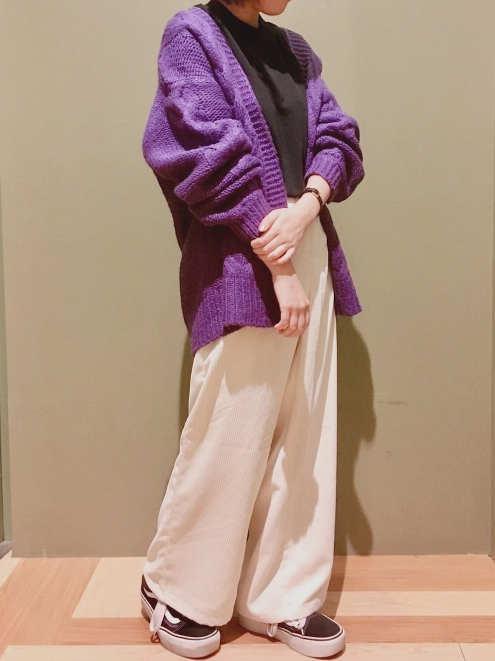 「秋のコーデ、パープル、カーディガン、ワイドパンツ、コーデュロイ、Green Parks、MARC JACOBS」｜「Green　Parksの太コーデュロイパンツ（その他パンツ、ホワイト系）」を使った、cheeeetosさん（レディース・153cm）の秋コーディネートの1枚目の写真