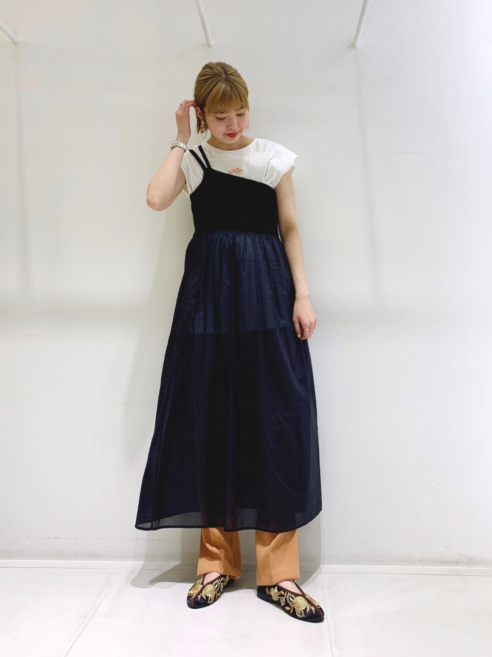 ブラック系のワンピース、ホワイト系のTシャツ/カットソー、オレンジ系のその他パンツを着用したレディースの夏コーディネートの1枚目の写真