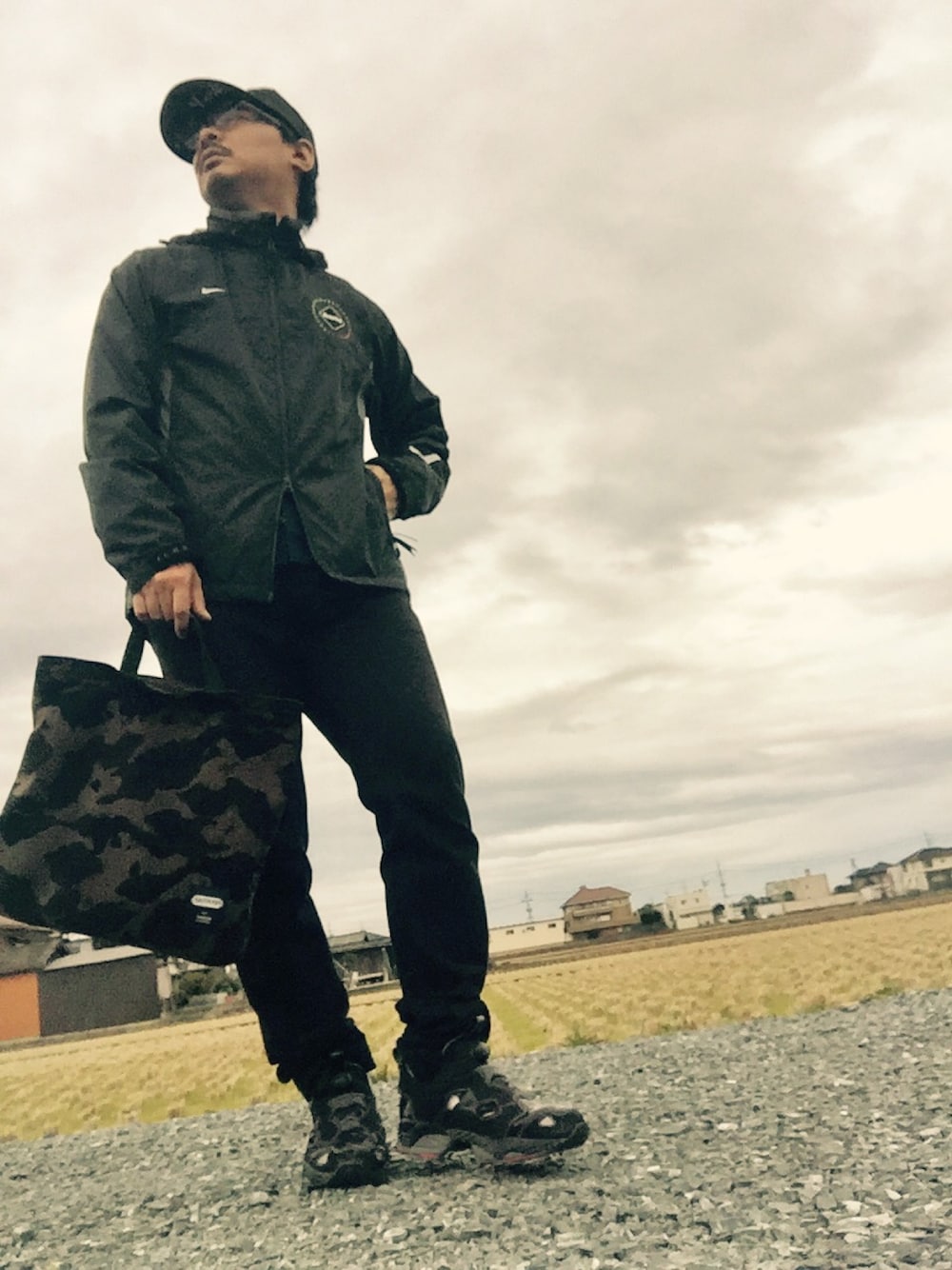 ブラック系のジャケット/アウター、ブルー系のシャツ/ブラウス、ブラック系のその他パンツを着用したメンズの冬コーディネートの1枚目の写真