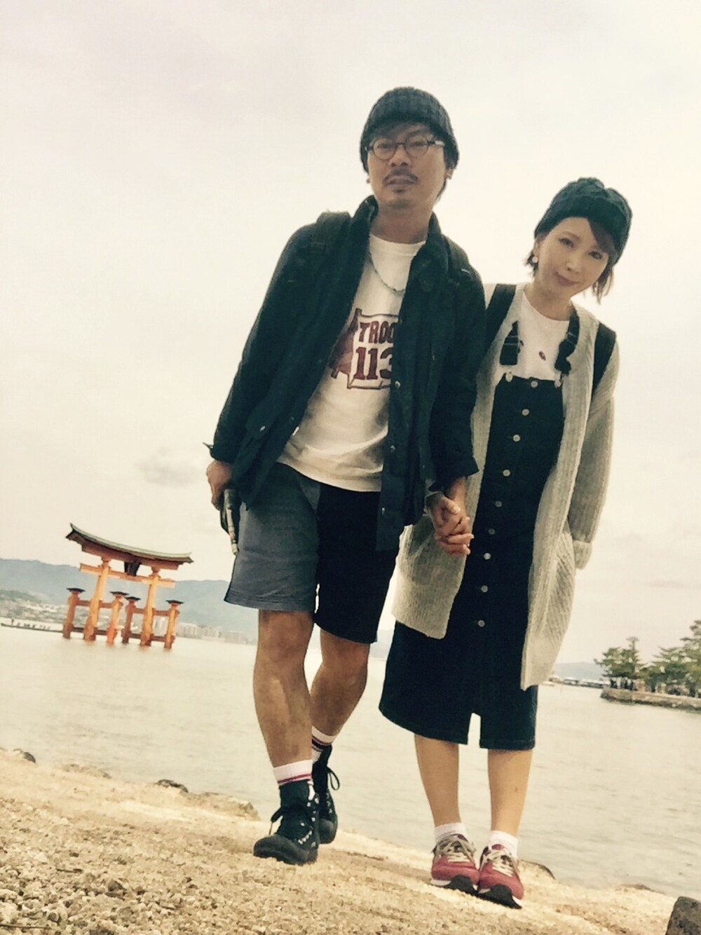 ブルー系のその他アウター、ホワイト系のTシャツ/カットソー、ブラウン系のその他パンツを着用したメンズの春コーディネートの1枚目の写真