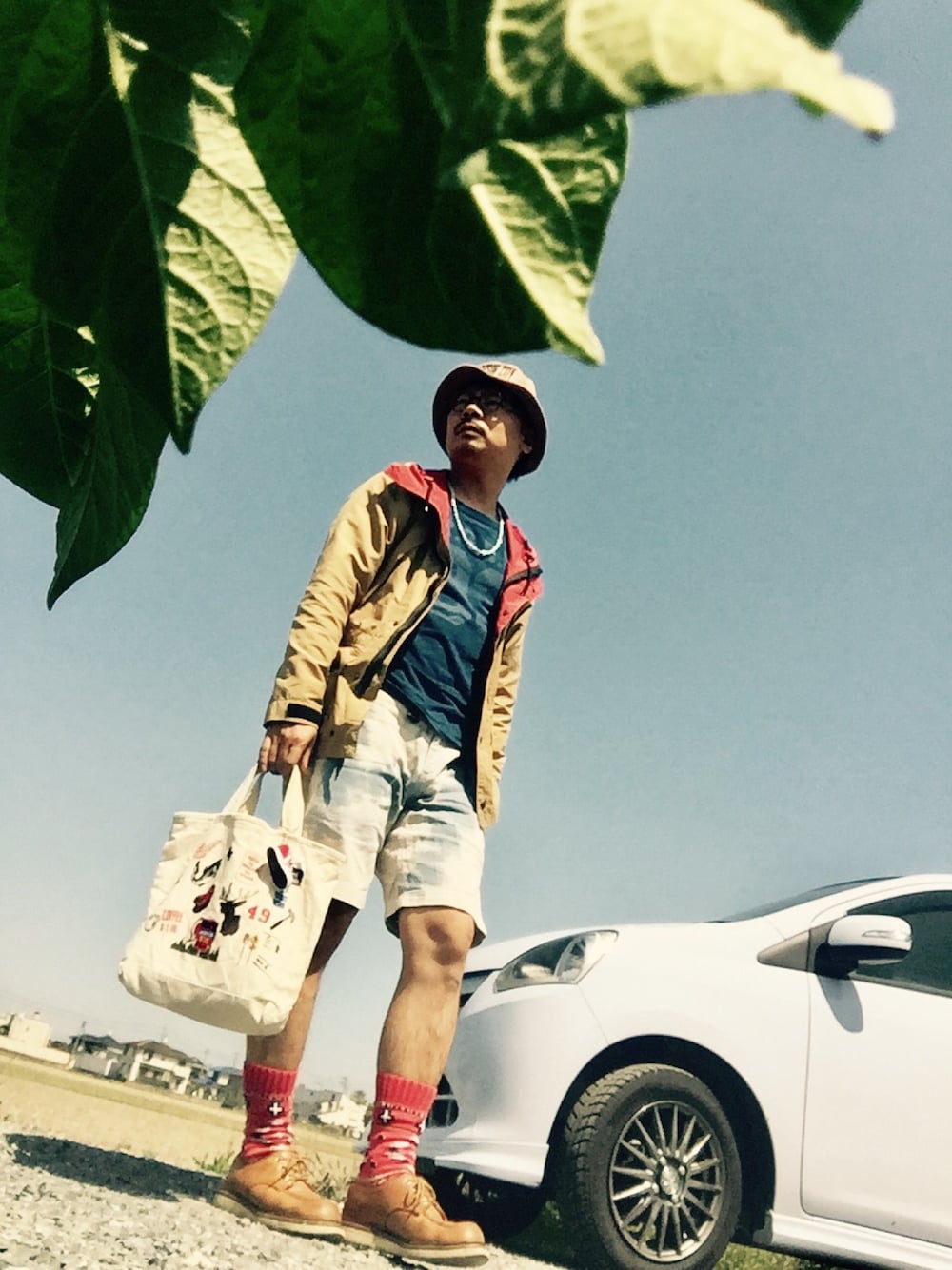 ベージュ系のブルゾン、ブルー系のTシャツ/カットソー、ブルー系のその他パンツを着用したメンズの春コーディネートの1枚目の写真