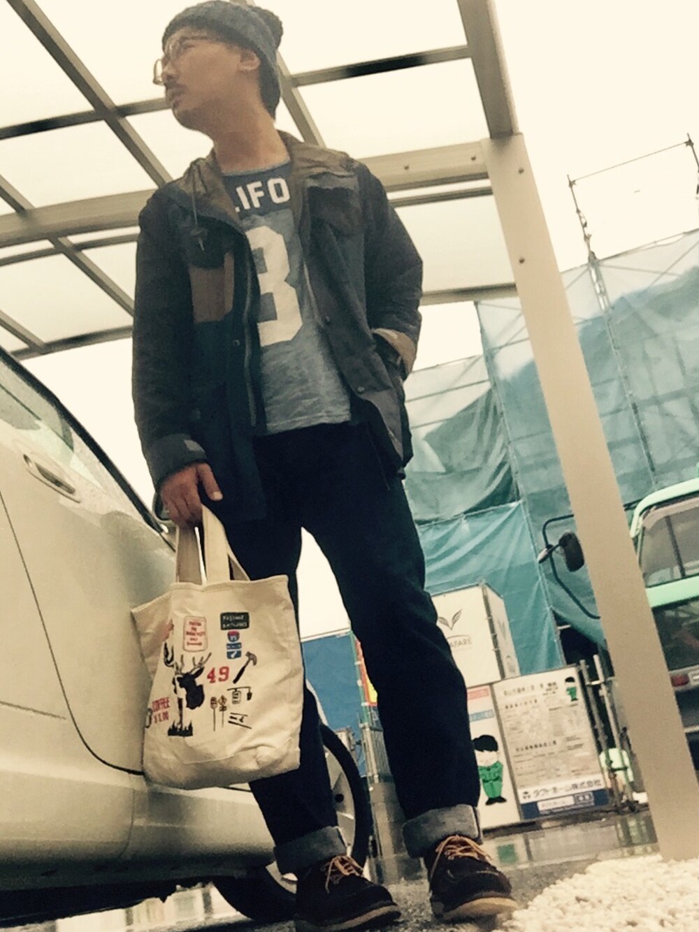 ブルー系のマウンテンパーカー、ブルー系のTシャツ/カットソー、ブルー系のデニムパンツを着用したメンズの秋コーディネートの1枚目の写真