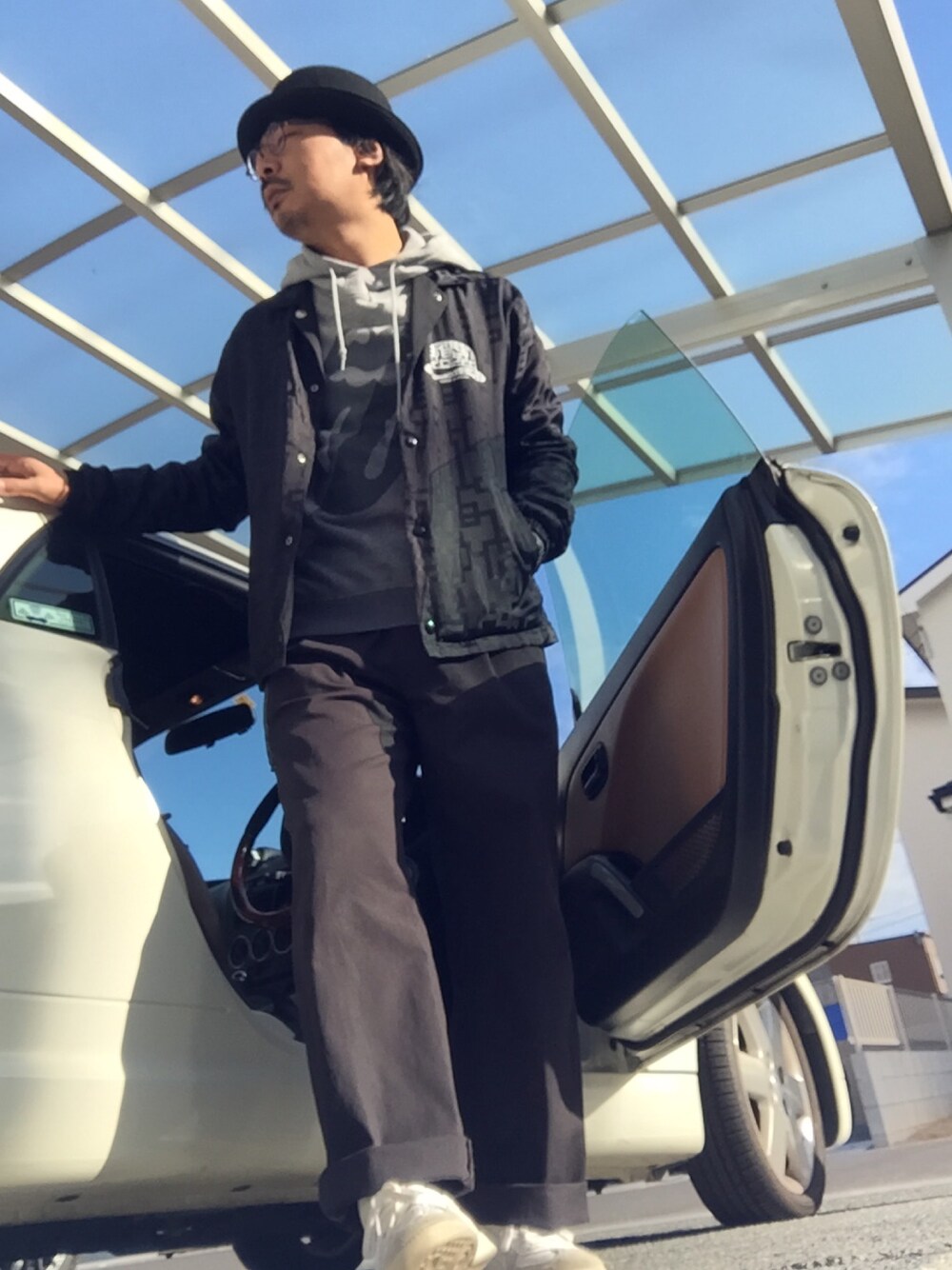 ブラック系のジャケット/アウター、グレー系のパーカー、ブラック系のその他パンツを着用したメンズの冬コーディネートの1枚目の写真