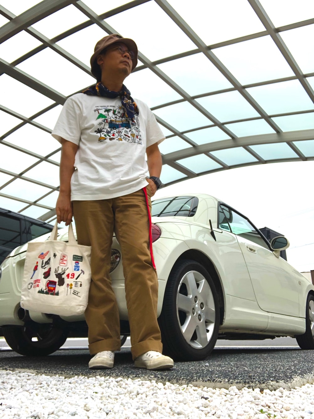 ホワイト系のTシャツ/カットソー、グリーン系のその他パンツ、ホワイト系のスニーカーを着用したメンズの夏コーディネートの1枚目の写真