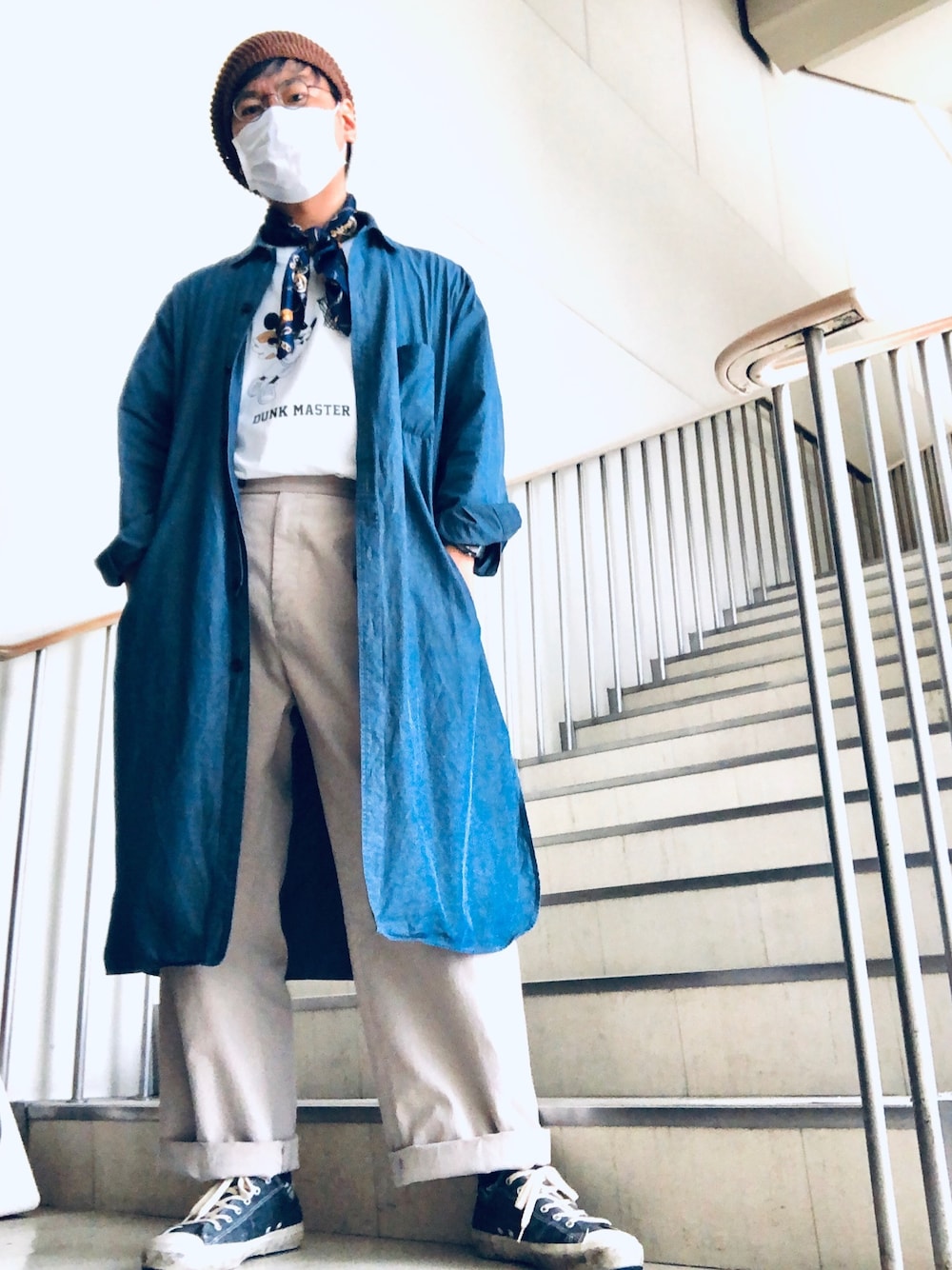 ブルー系のシャツ/ブラウス、ホワイト系のTシャツ/カットソー、ベージュ系のその他パンツを着用したメンズの春コーディネートの1枚目の写真