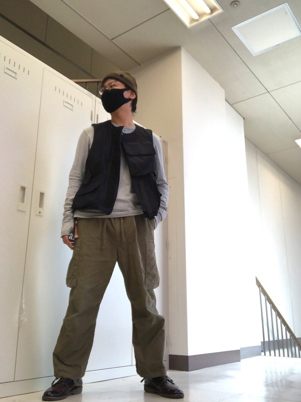グレー系のTシャツ/カットソー、ブルー系のミリタリージャケット、グリーン系のパンツを着用したメンズの秋コーディネートの1枚目の写真