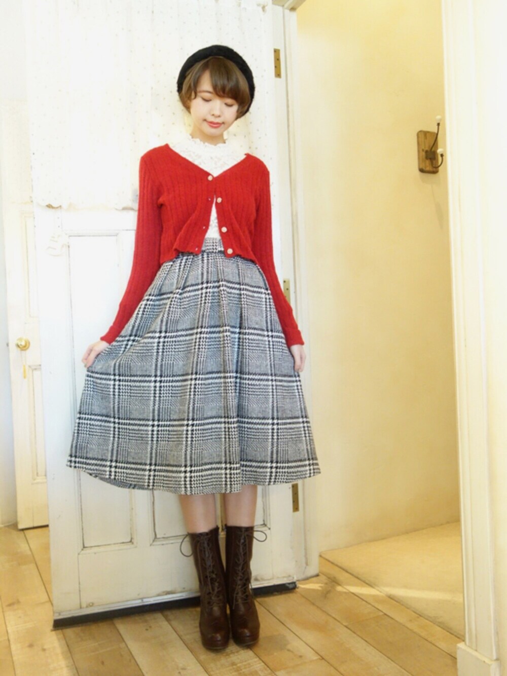 「カーディガン、Vネックニット、休日スタイル、ootd、winter、an another angelus、fint、 赤ニット、Fintの冬コーデ、フィントクリスマス」｜「F i.n.tのスタンドカラー総レース長袖ブラウス/F&A（シャツ/ブラウス、その他）」を使った、F i.n.tさん（レディース・167cm）の冬コーディネートの1枚目の写真