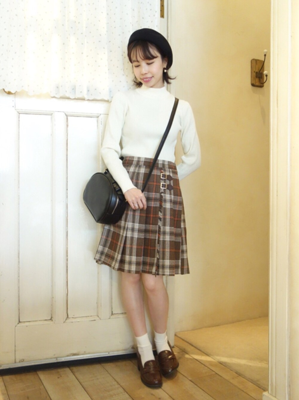 その他のニット/セーター、その他のスカート、その他のパンプスを着用したレディースの冬コーディネートの1枚目の写真