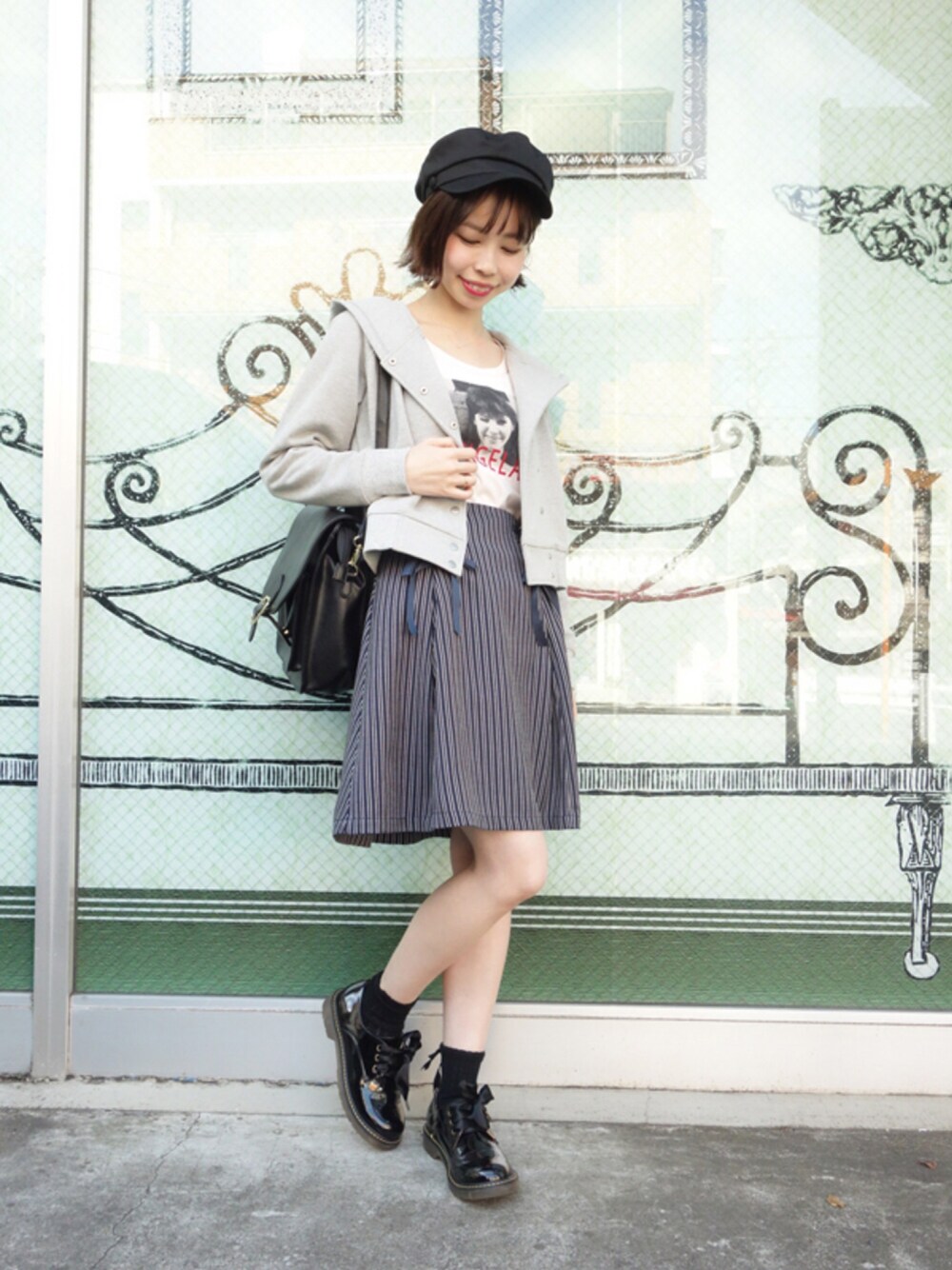 その他のTシャツ/カットソー、グレー系のパーカー、ブルー系のスカートを着用したレディースの冬コーディネートの1枚目の写真