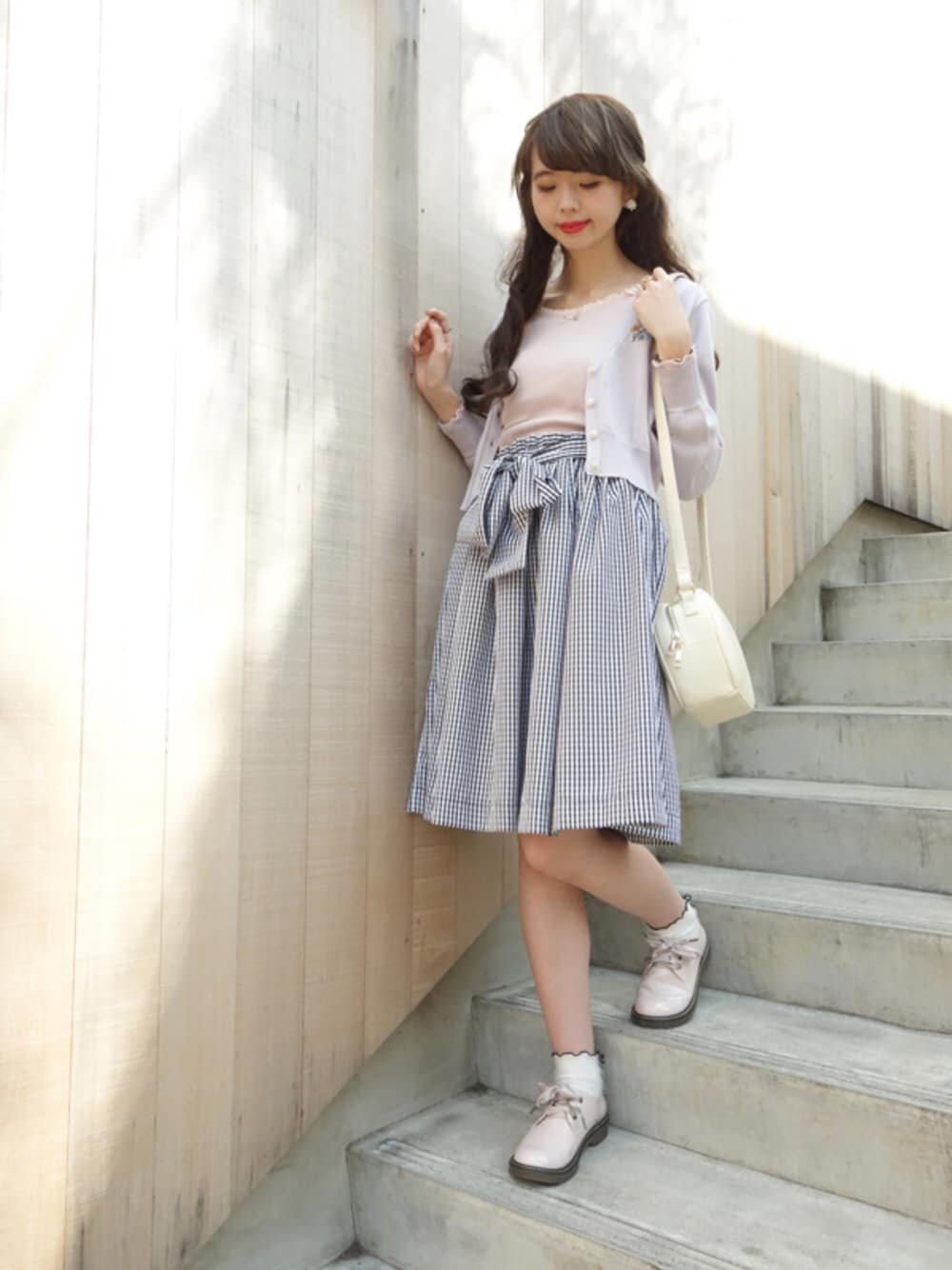 その他のカーディガン/ボレロ、その他のTシャツ/カットソー、その他のスカートを着用したレディースの春コーディネートの1枚目の写真