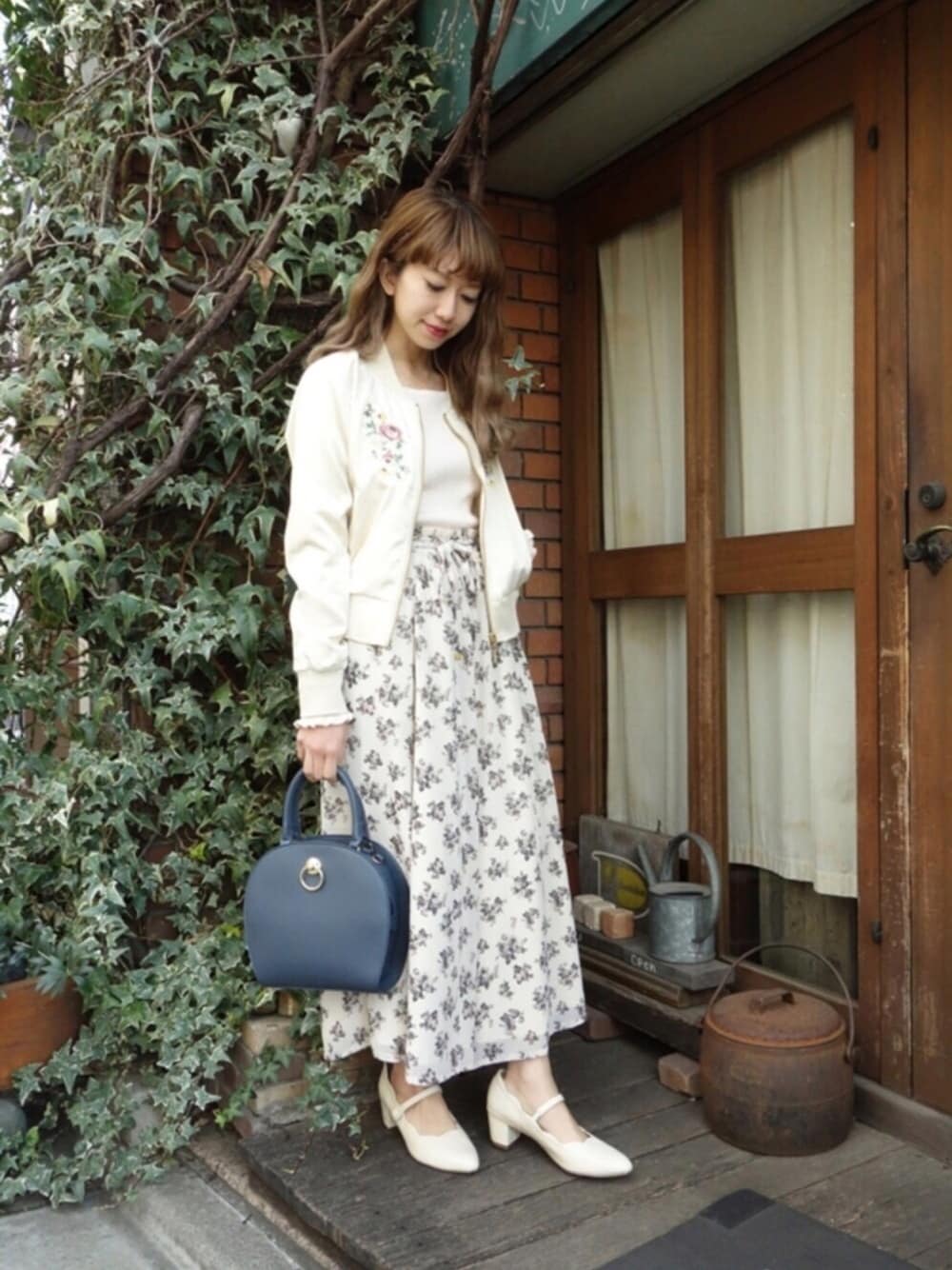 「はるコーデ、大人カジュアル、ootd、キレイめ、パンプス、春コーデ、花柄、刺繍、fint、an another angelus」｜「F i.n.tのローズ刺繍サテンブルゾン/F i.n.t（ブルゾン、その他）」を使った、F i.n.tさん（レディース・150cm）の春コーディネートの1枚目の写真