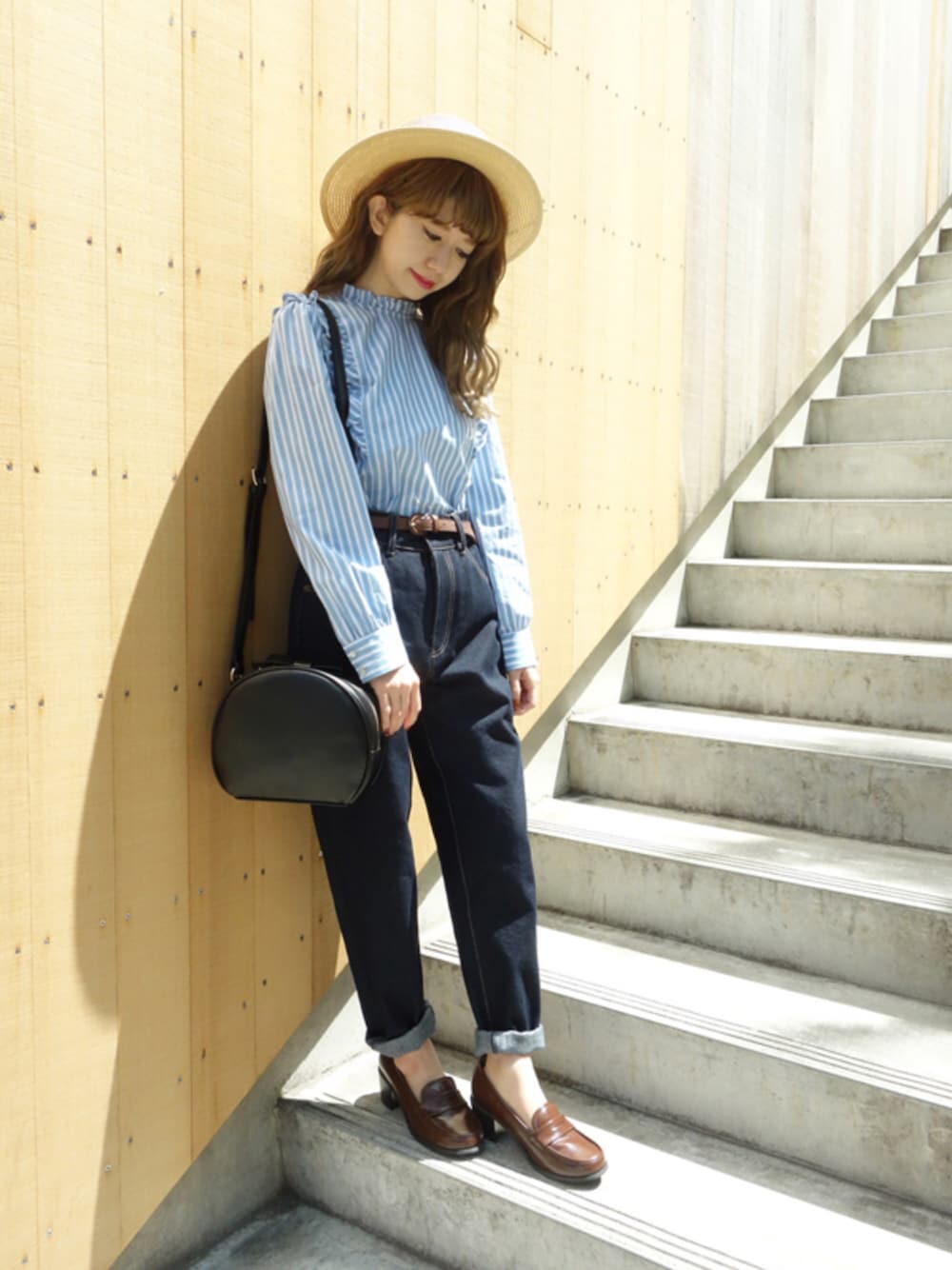 その他のシャツ/ブラウス、その他のデニムパンツ、その他のショルダーバッグを着用したレディースの春コーディネートの1枚目の写真