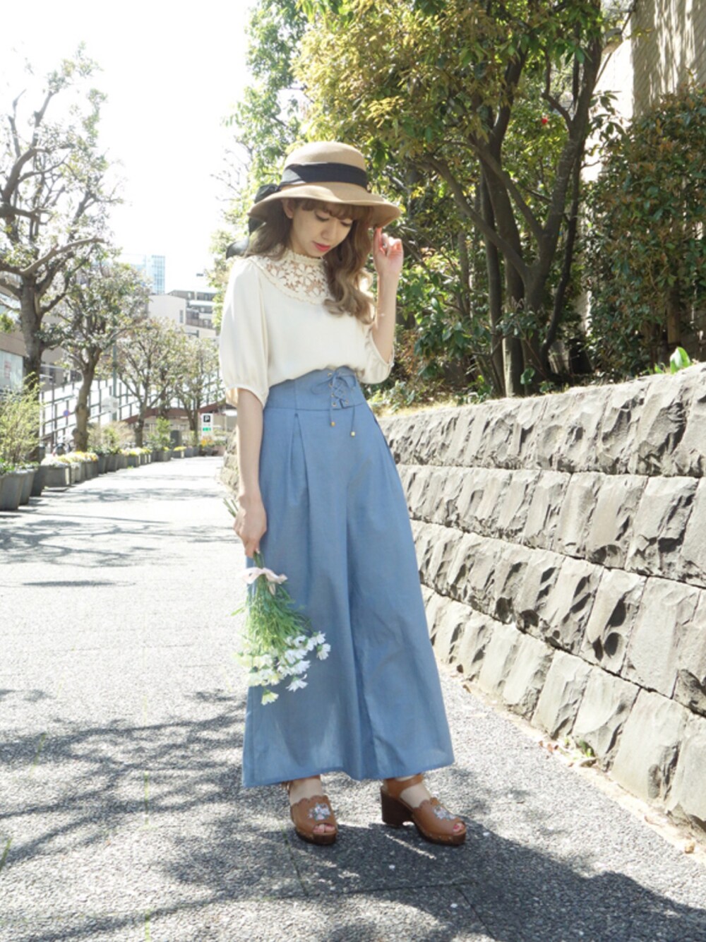 その他のシャツ/ブラウス、その他のデニムパンツを着用したレディースの春コーディネートの1枚目の写真