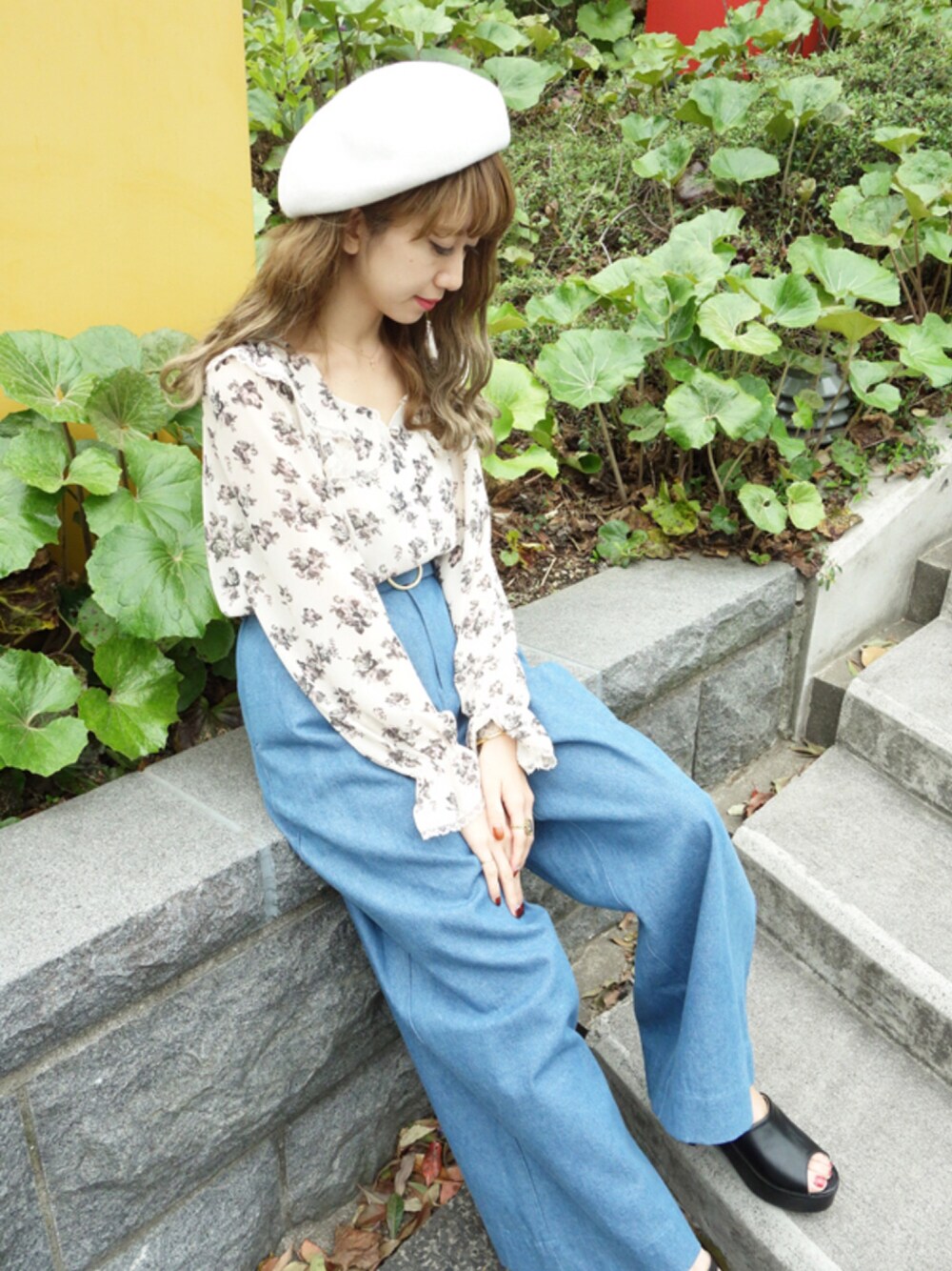 その他のシャツ/ブラウス、その他のデニムパンツ、その他のサンダルを着用したレディースの春コーディネートの1枚目の写真