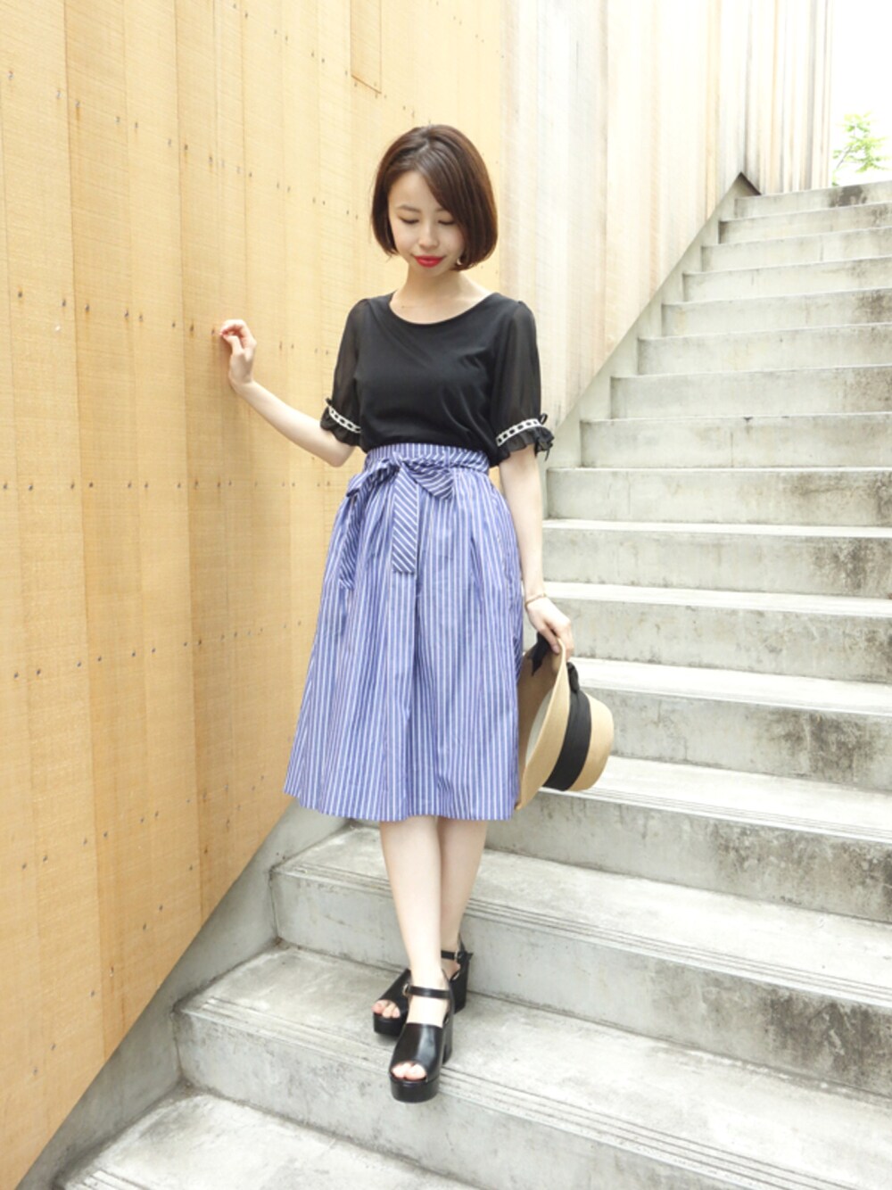 その他のTシャツ/カットソー、その他のサンダル、ブルー系のスカートを着用したレディースの春コーディネートの1枚目の写真