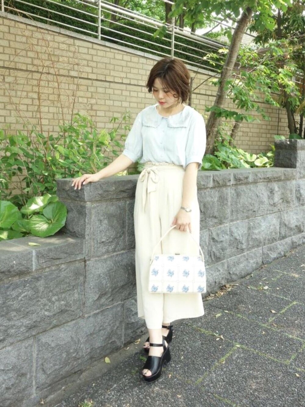 その他のシャツ/ブラウス、その他のその他パンツ、その他のサンダルを着用したレディースの春コーディネートの1枚目の写真