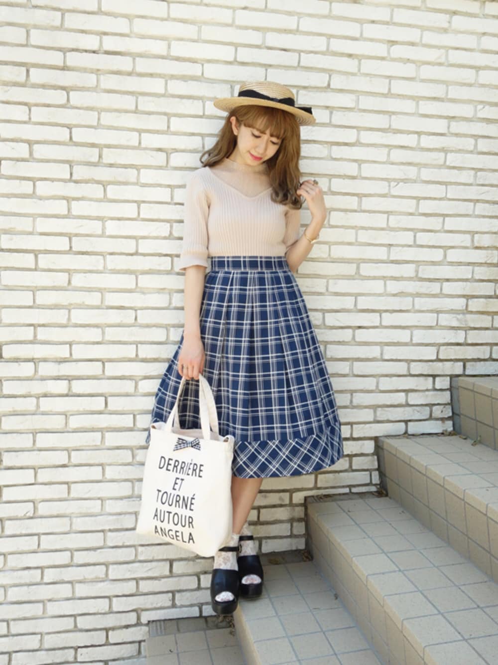 その他のスカート、その他のニット/セーター、その他のトートバッグを着用したレディースの春コーディネートの1枚目の写真