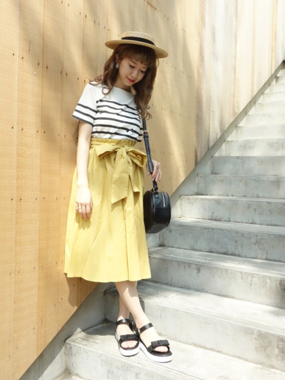 ブラック系のTシャツ/カットソー、その他のスカート、その他のサンダルを着用したレディースの夏コーディネートの1枚目の写真