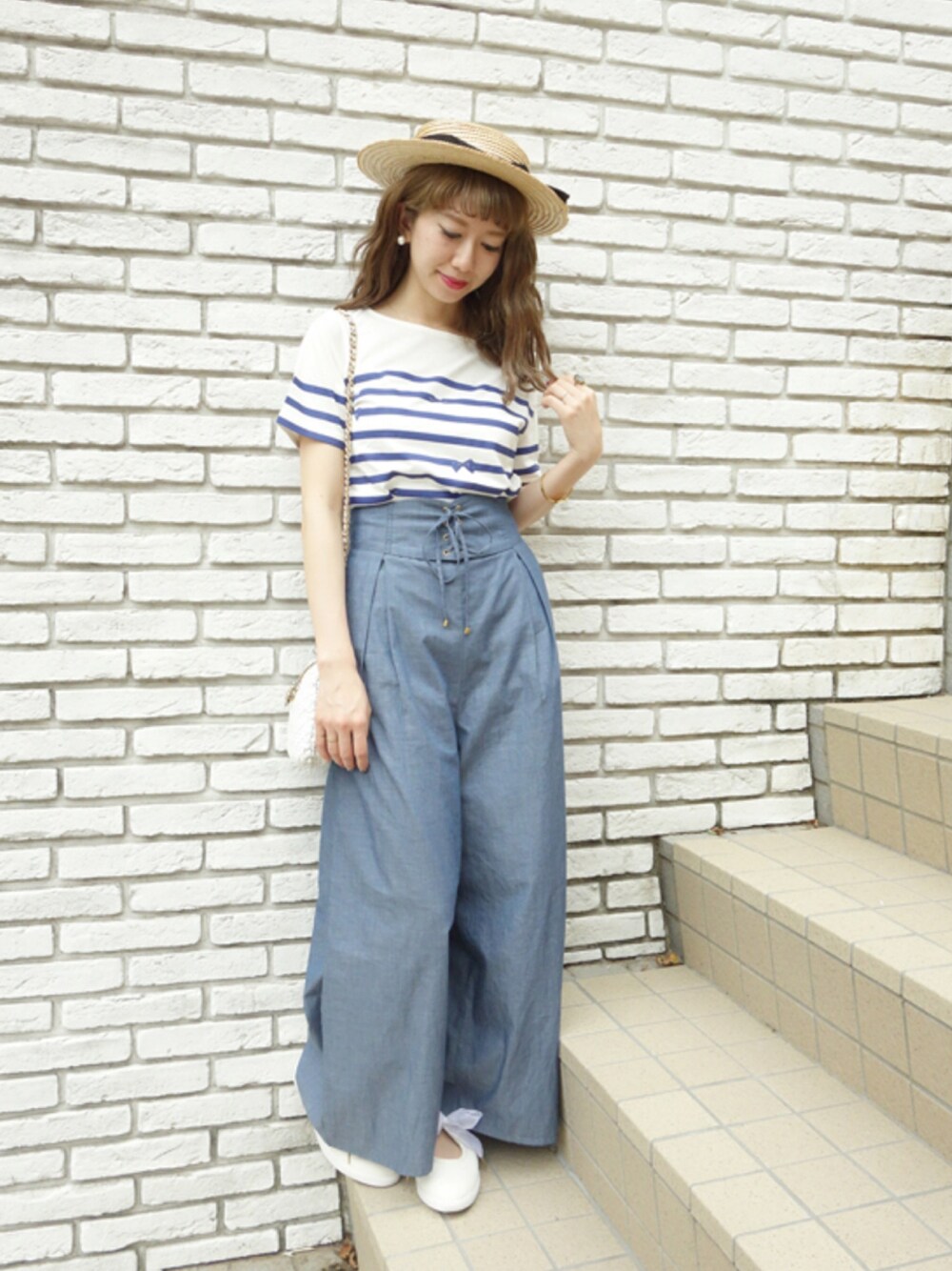 その他のデニムパンツ、その他のスニーカー、その他のTシャツ/カットソーを着用したレディースの夏コーディネートの1枚目の写真