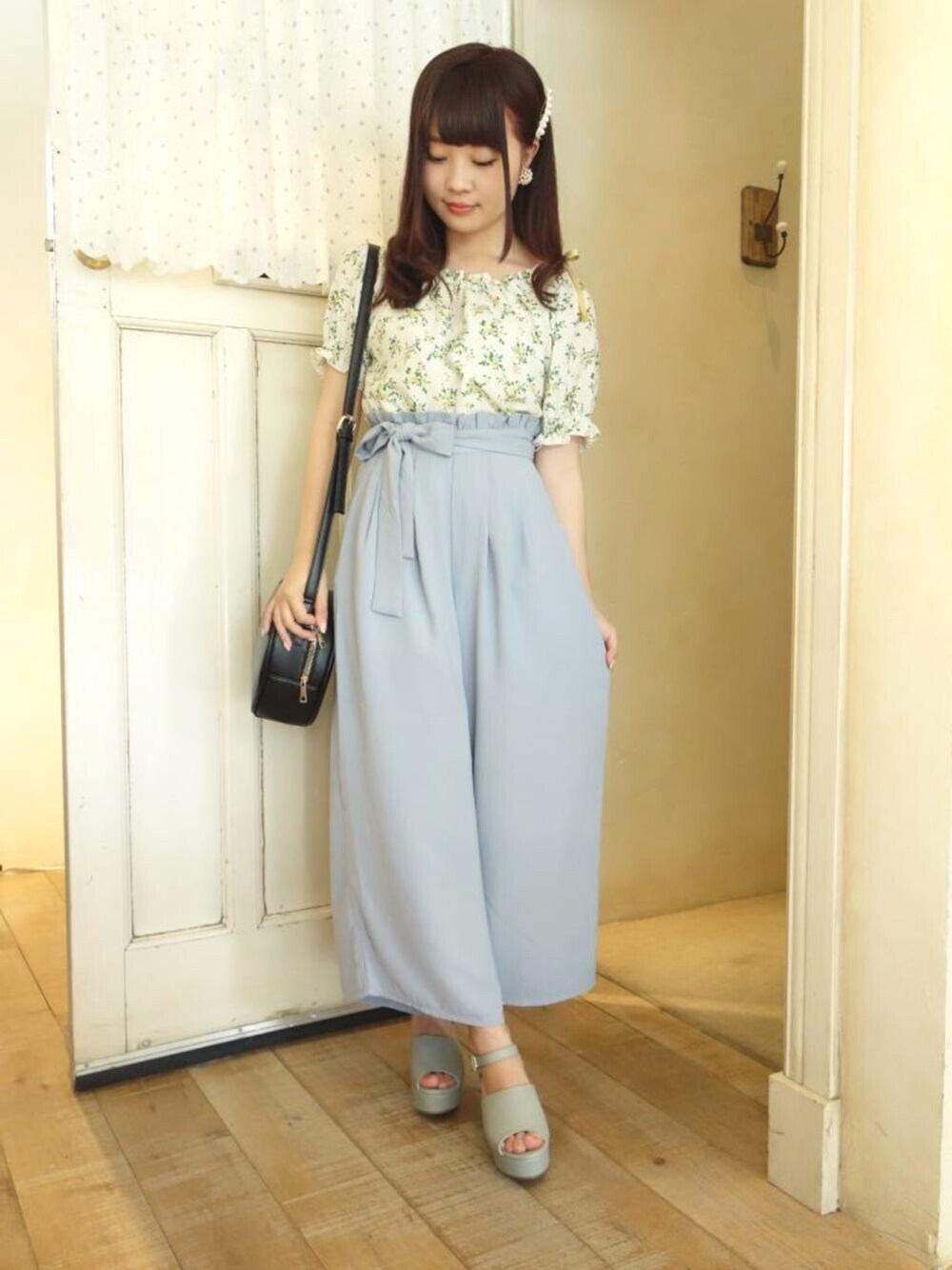 その他のシャツ/ブラウス、その他のその他パンツ、その他のショルダーバッグを着用したレディースの夏コーディネートの1枚目の写真