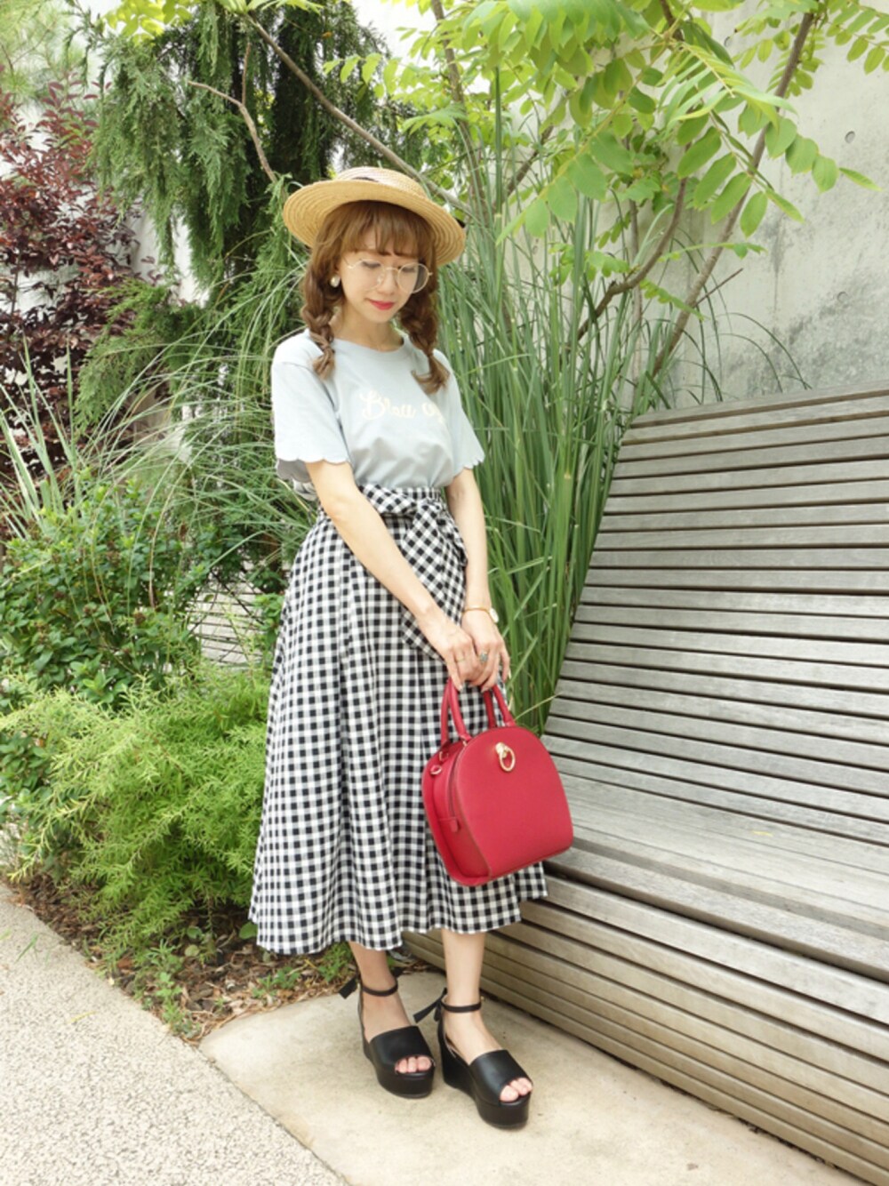 その他のTシャツ/カットソー、その他のスカート、その他のハンドバッグを着用したレディースの夏コーディネートの1枚目の写真