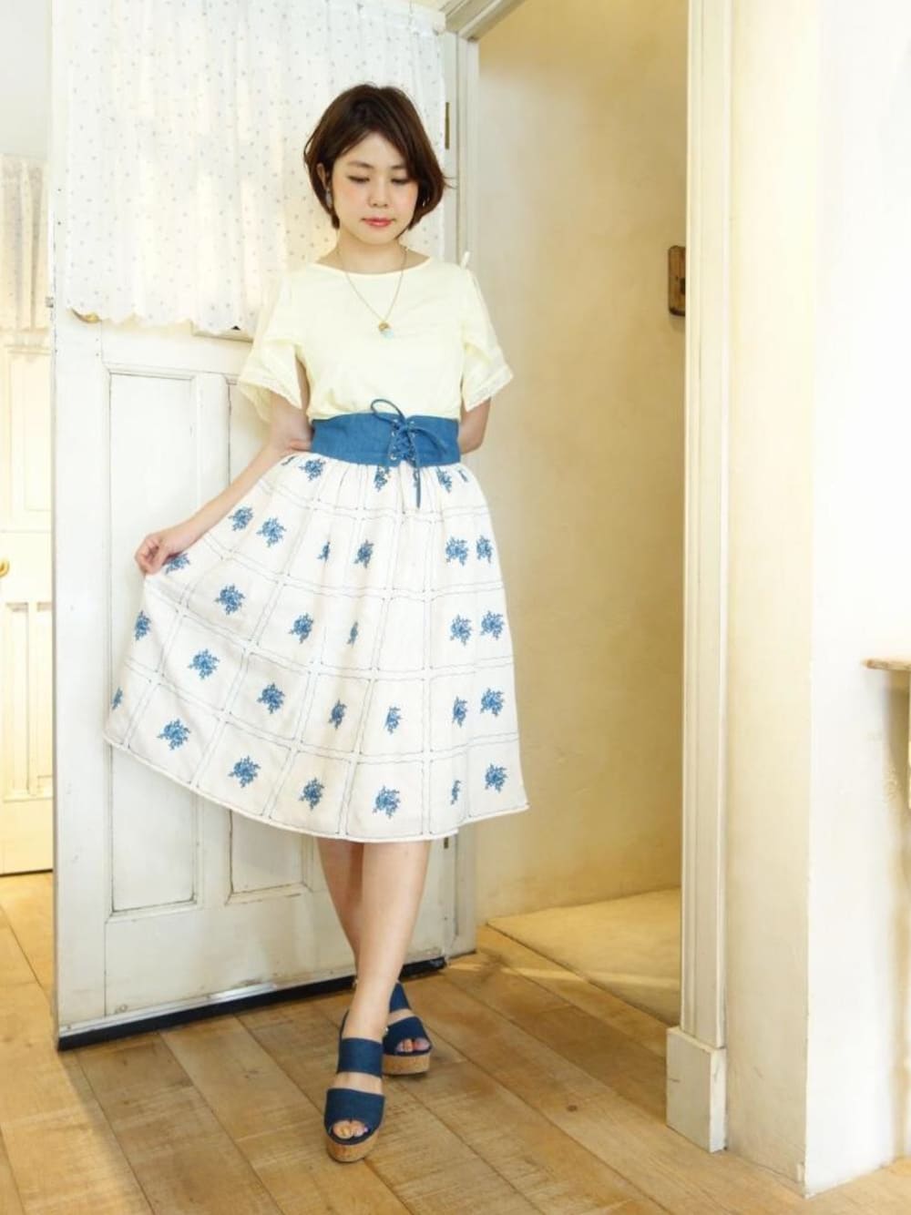 その他のTシャツ/カットソー、その他のデニムスカート、その他のスカートを着用したレディースの夏コーディネートの1枚目の写真