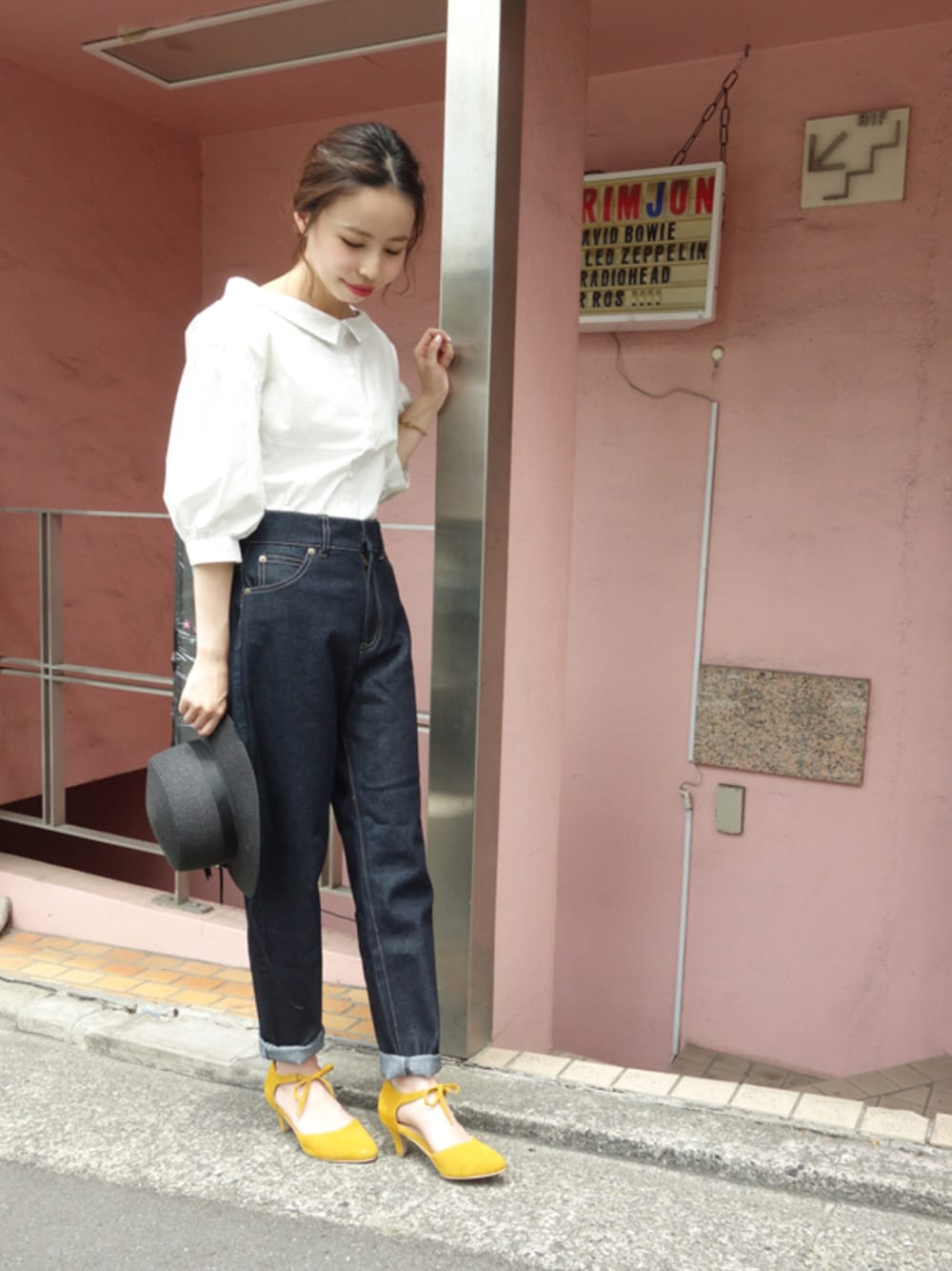その他のシャツ/ブラウス、その他のパンプス、ブルー系のデニムパンツを着用したレディースの夏コーディネートの1枚目の写真