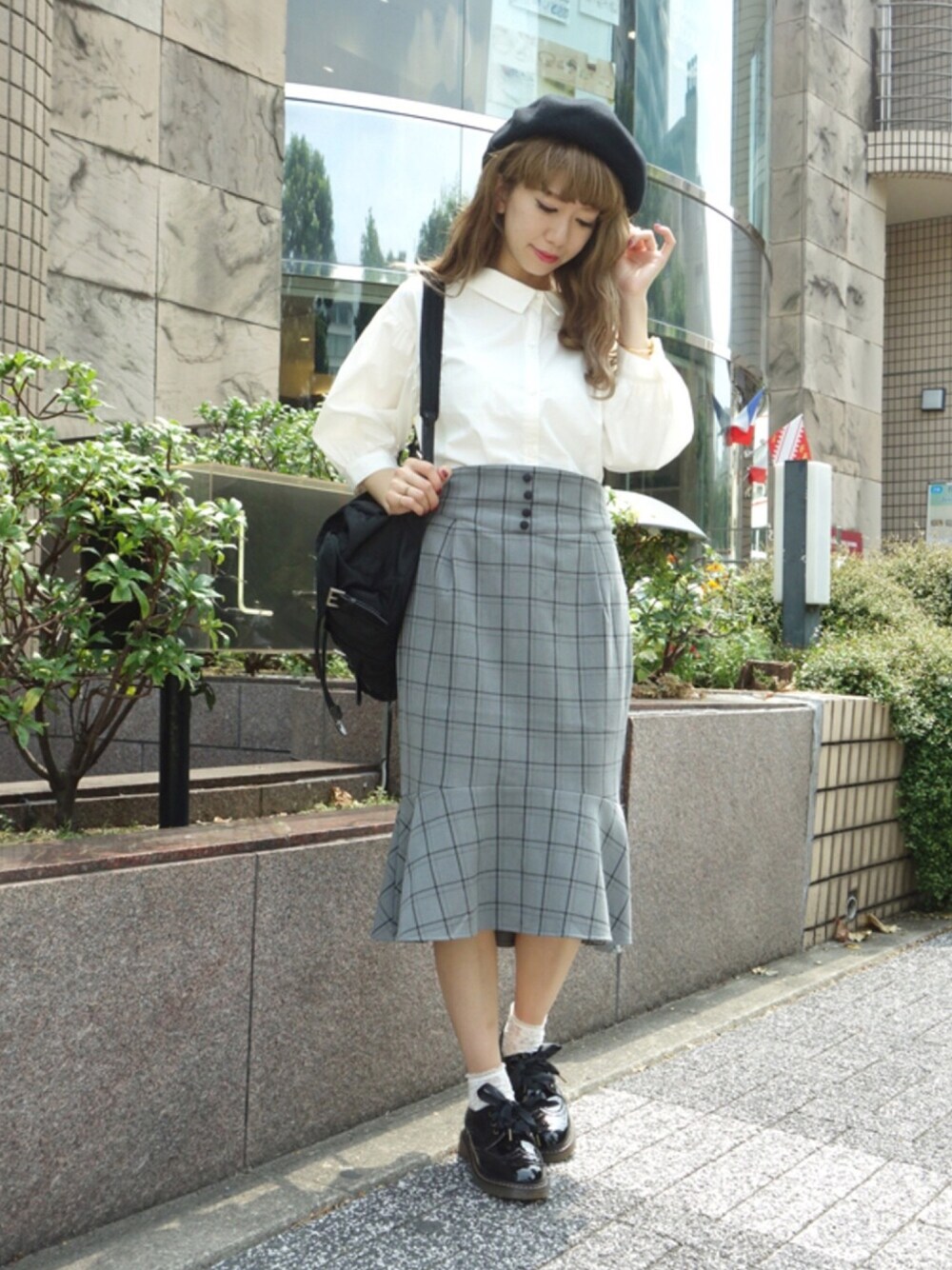 その他のシャツ/ブラウス、その他のその他シューズ、グレー系のスカートを着用したレディースの夏コーディネートの1枚目の写真