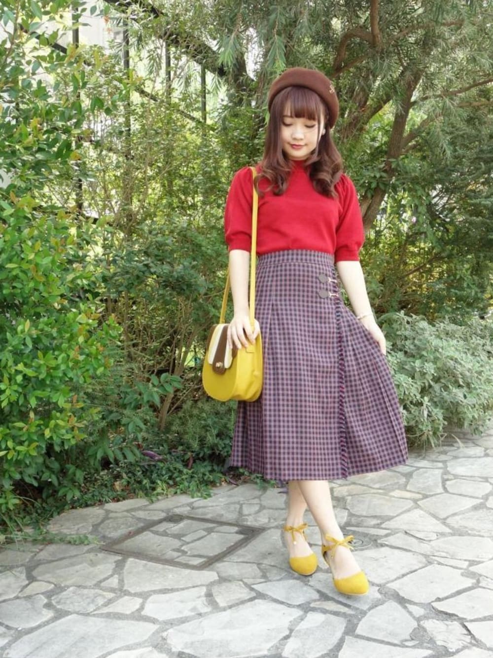 その他のニット/セーター、その他のスカート、その他のショルダーバッグを着用したレディースの秋コーディネートの1枚目の写真