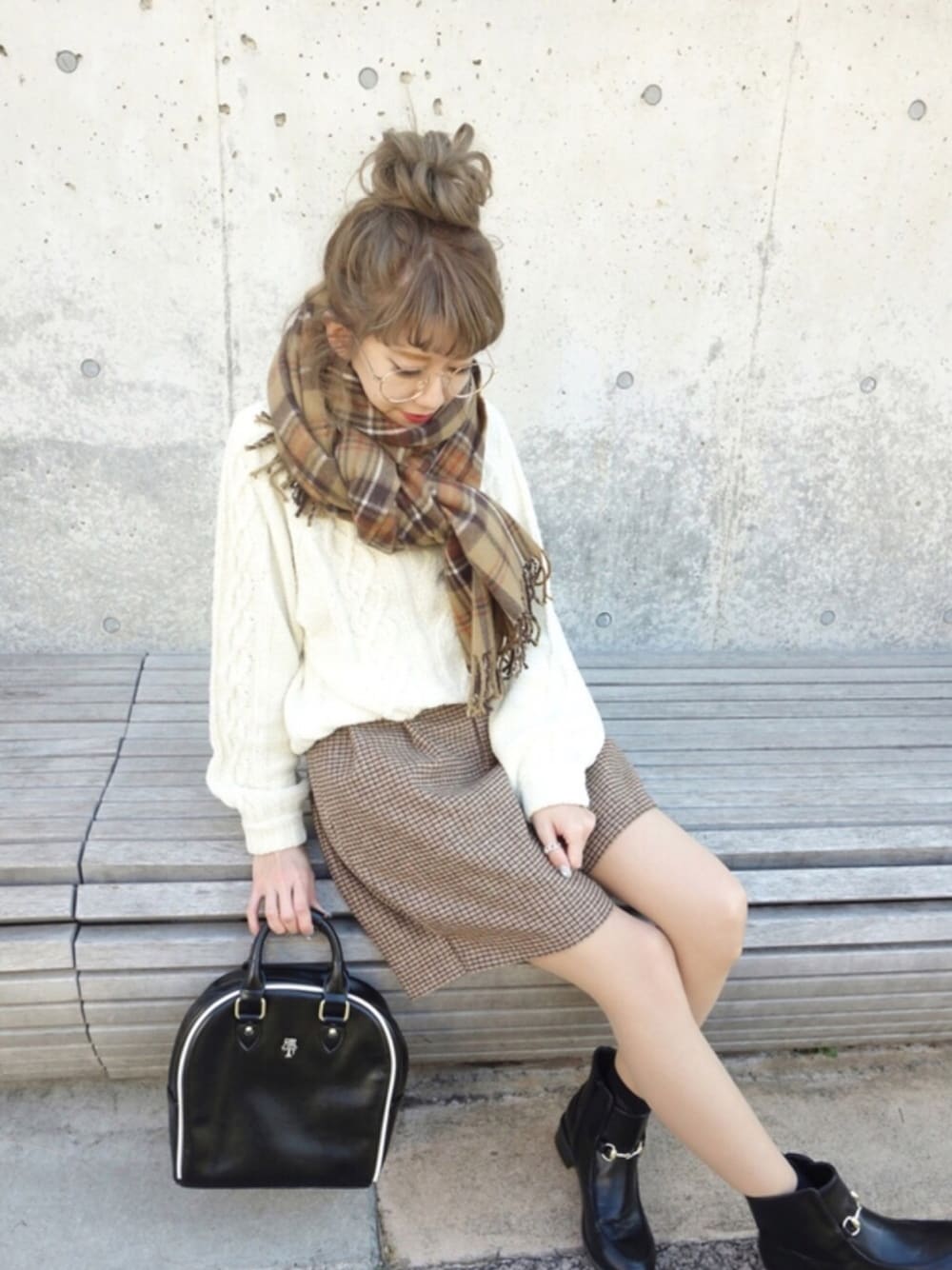 「めがね、an another angelus、fint、冬コーデ、ニット、オトナカジュアル、オトナ女子、おしゃれさんと繋がりたい、もこもこ、マフラーぐるぐる」｜「an another angelusのモールヤーンケーブルニットプルオーバー/F&A（ニット/セーター、ホワイト系）」を使った、F i.n.tさん（レディース・150cm）の冬コーディネートの1枚目の写真