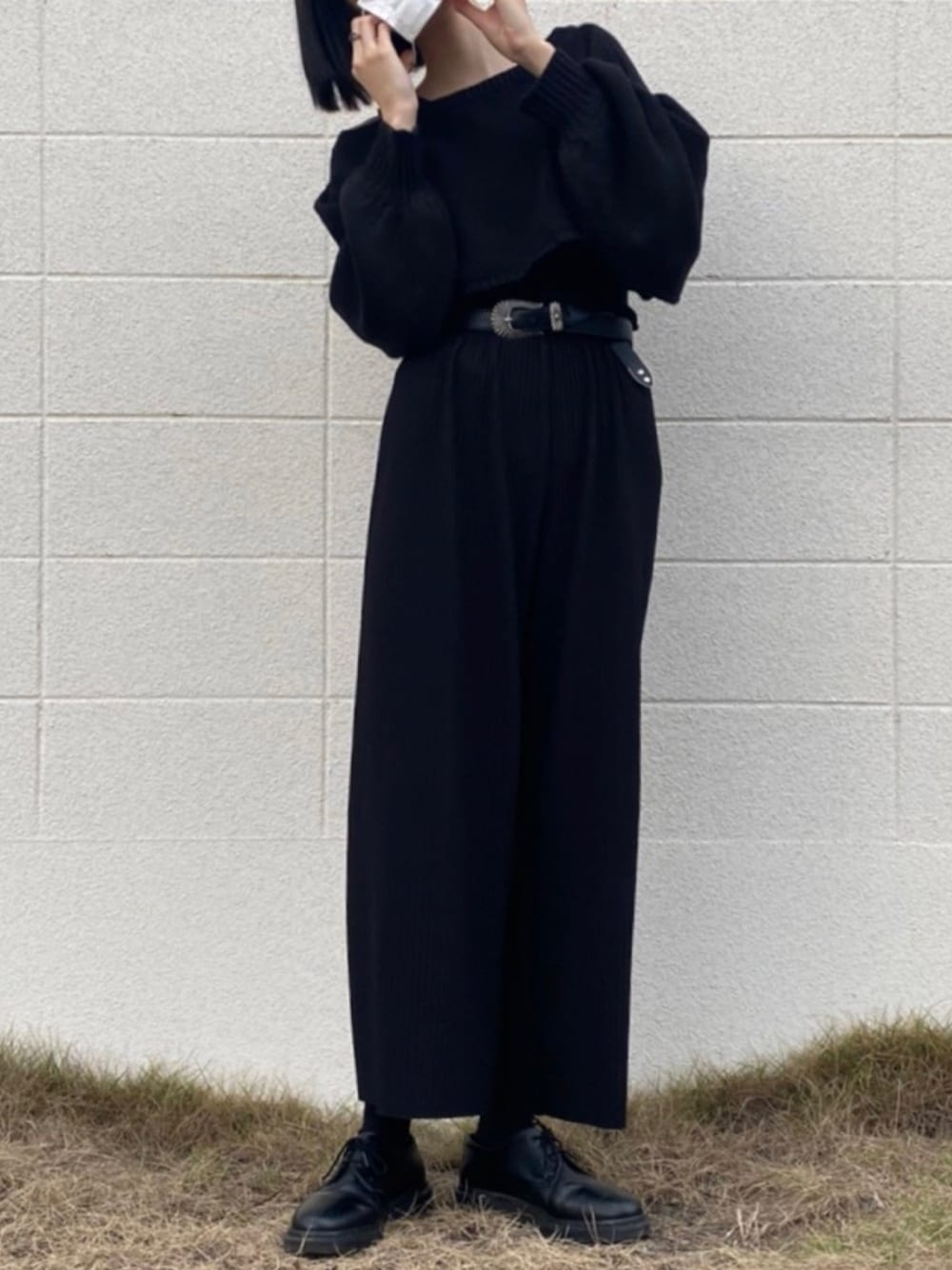 「SLY、Dr.Martens、秋のコーデ、秋服、オールブラック、ootd、２ＷＡＹ、ニット」｜「SLYの2P LAYERED レイヤード ニット（ニット/セーター、ブラック系）」を使った、chinatsuさん（レディース・169cm）の秋コーディネートの1枚目の写真