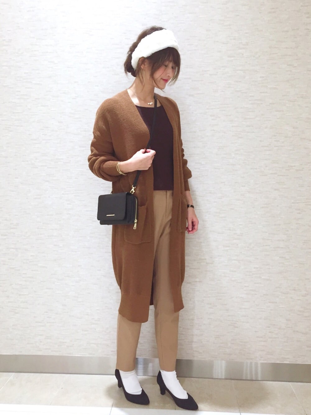 ベージュ系のカーディガン/ボレロ、ブラウン系のTシャツ/カットソー、ブラウン系のその他パンツを着用したレディースの冬コーディネートの1枚目の写真