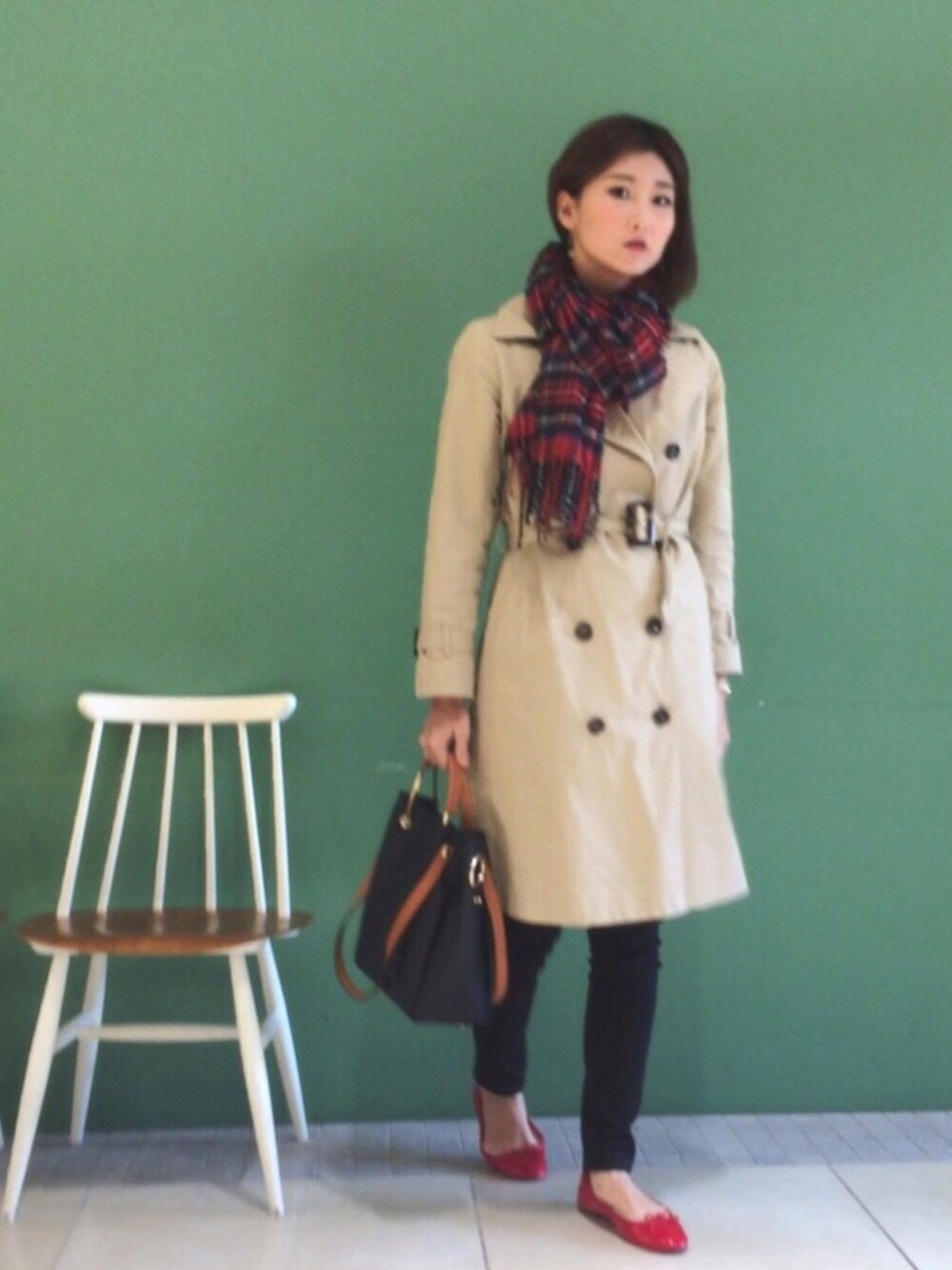 ブラック系のその他パンツ、レッド系のパンプス、ブラック系のトートバッグを着用したレディースの秋コーディネートの1枚目の写真