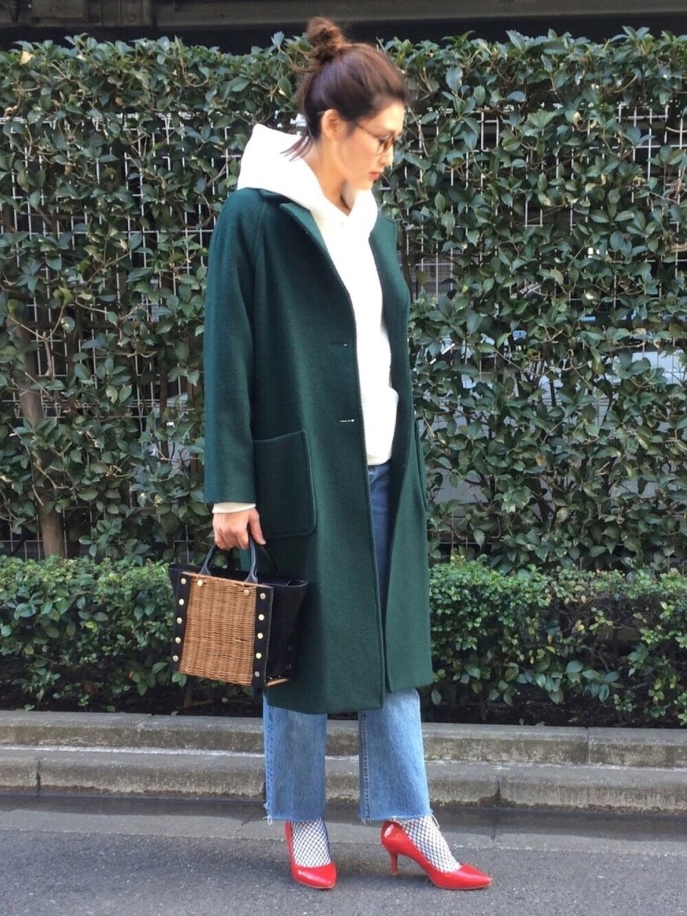 「シンプル、大人カジュアル、チェスターコート、パーカー、GU、プチプラ、切りっぱなしデニム、パンプス×靴下、ママコーデ、かごバッグ」｜「Mila Owenのやわらかチェスターコート（チェスターコート、グリーン系）」を使った、あかいろさん（レディース・163cm）の冬コーディネートの1枚目の写真
