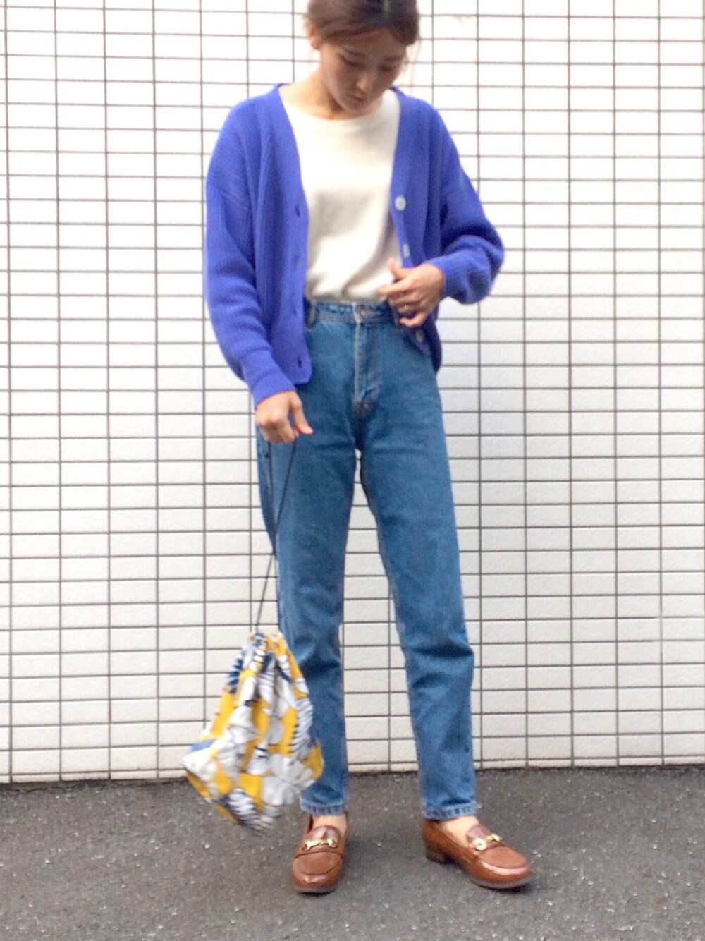「シンプル、春コーデ、デニムパンツ、プチプラ、カーディガン、ローファー、巾着バッグ、オトナカジュアル、ブルー、大人カジュアル」｜「A part byの5GCoAcアゼＶカーディガン 780413 （カーディガン/ボレロ、ブルー系）」を使った、あかいろさん（レディース・163cm）の春コーディネートの1枚目の写真