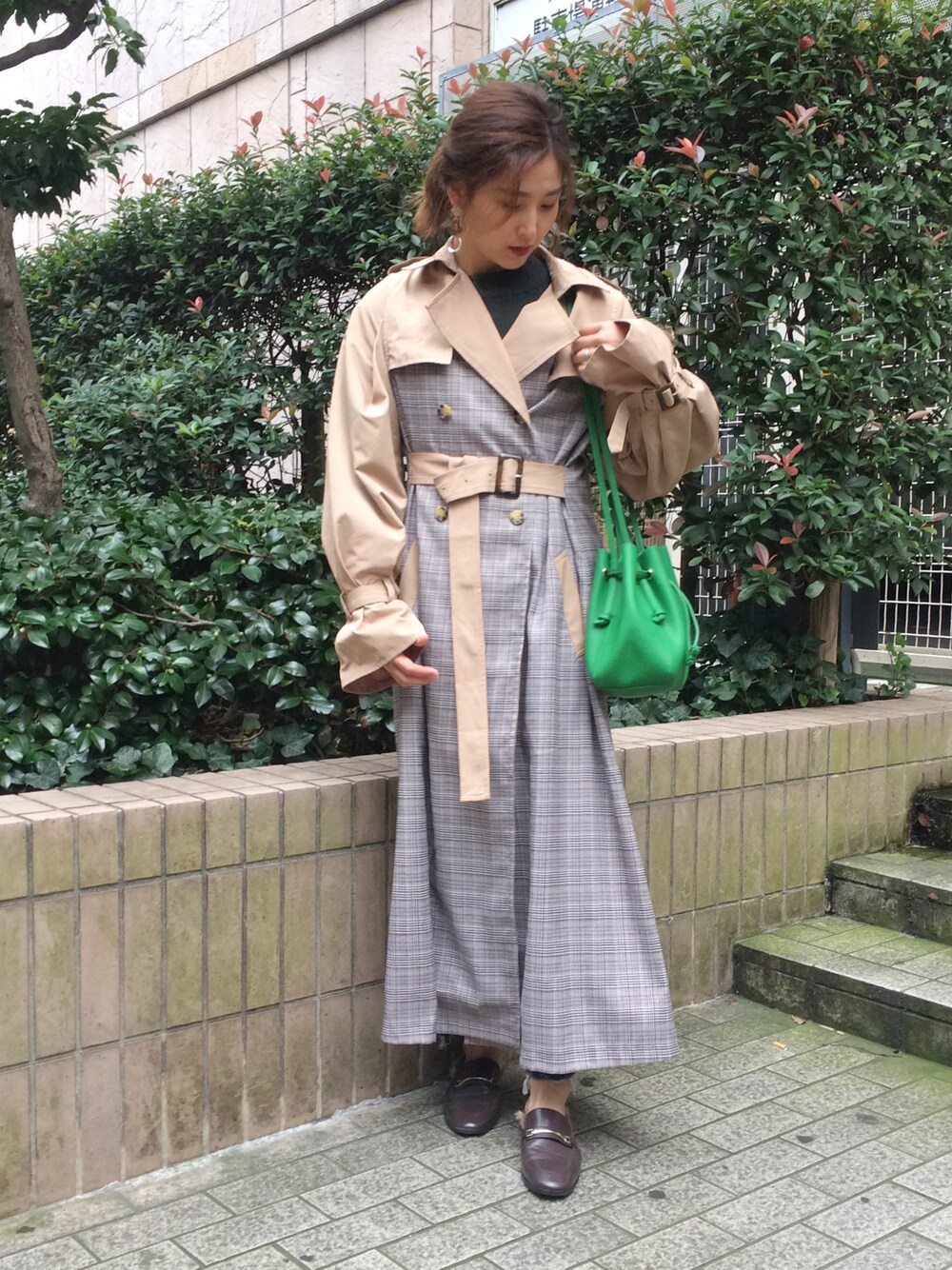 「休日スタイル、秋服、トレンチコート、チェック、ボリューム袖、切りっぱなしデニム、ローファー、巾着バッグ、オトナカジュアル、ママコーデ」｜「CIEL'AIRの【CIEL'AIR/シエルエアー】ドッキングチェックトレンチコート（トレンチコート、ベージュ系）」を使った、あかいろさん（レディース・163cm）の秋コーディネートの1枚目の写真
