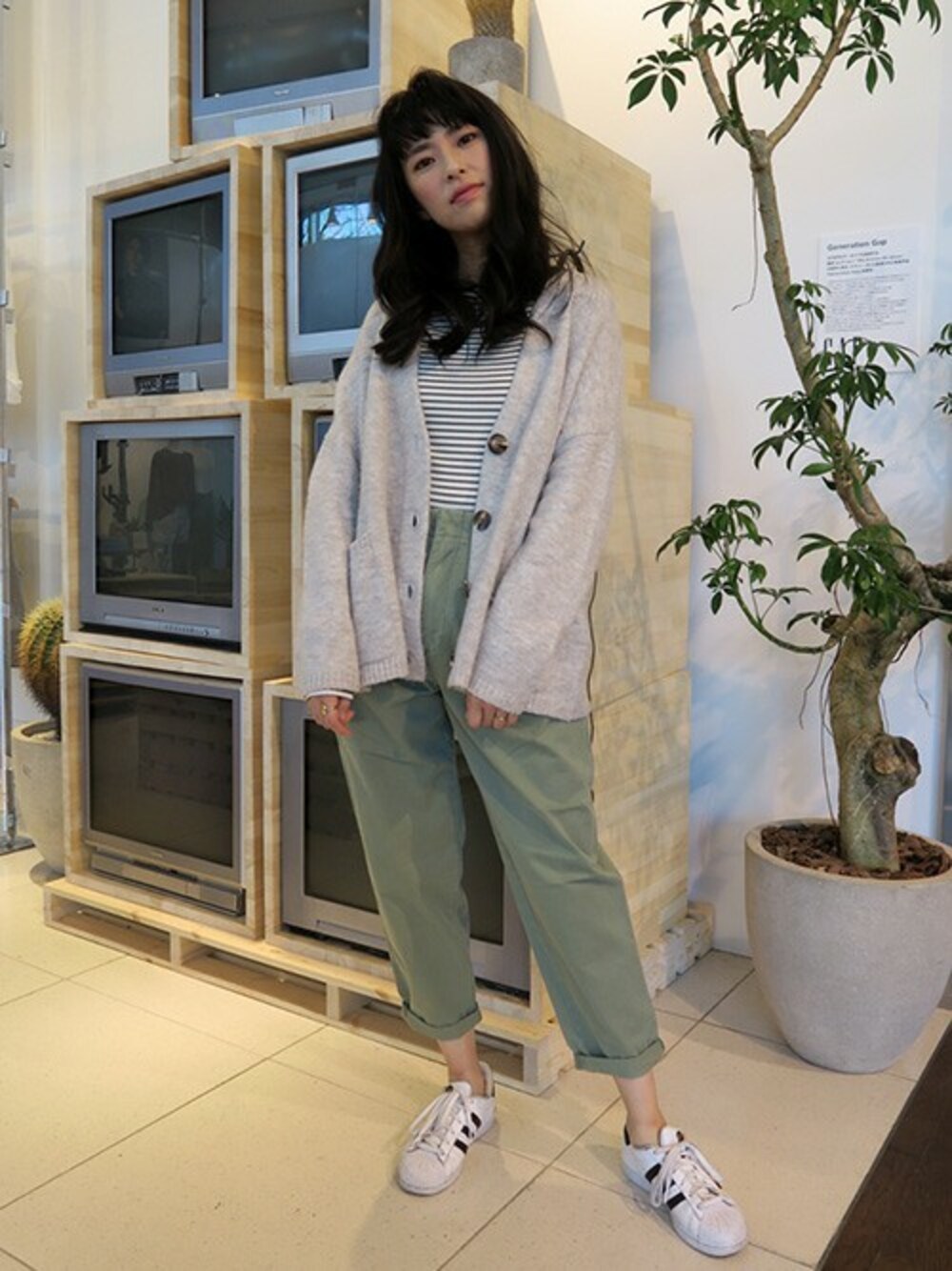 「カジュアル、シンプル、リラックス、GAP、原宿、オーバーサイズ、ラフ、パンツスタイル、春コーデ、オトナカジュアル」｜「GAPの90s プリーツフィットチノ（チノパンツ、グリーン系）」を使った、Akikoさん（レディース・167cm）の春コーディネートの1枚目の写真