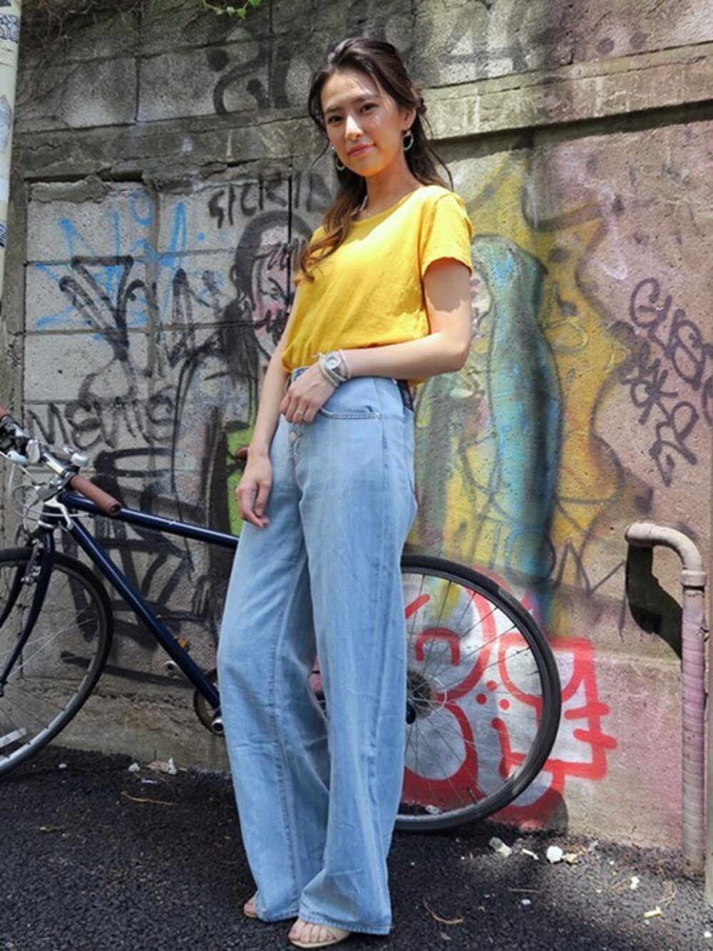 「カジュアル、ジーンズ、夏、GAP、ワイドパンツ、美脚、シンプルコーデ、イエロー×ブルー、足長効果、ハイライズ」｜「GAPのWearlight High Rise Wide Leg Jeans with Button-Fly（デニムパンツ、ブルー系）」を使った、Akikoさん（レディース・167cm）の春コーディネートの1枚目の写真