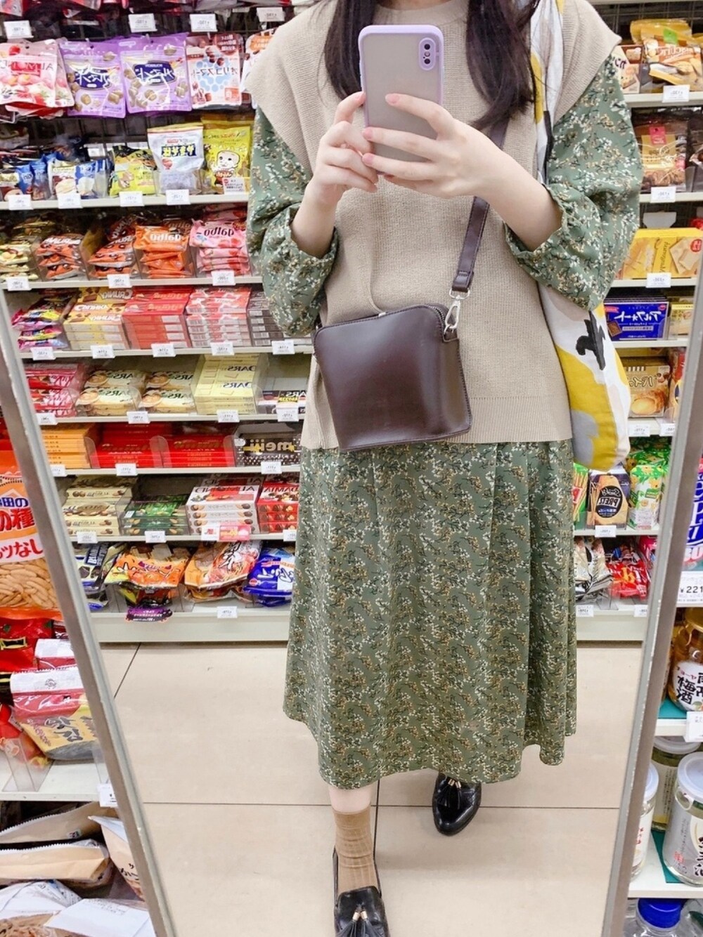 「秋のマイ旬スタイル、秋服、秋コーデ、ニットベスト、ユニクロ、おしゃれさんと繋がりたい、archives、Green Parks、休日スタイル、プチプラ」｜「Green　Parksのフラワーウエストマークワンピース　＊（ワンピース、グリーン系）」を使った、pinoさん（レディース・156cm）の秋コーディネートの1枚目の写真