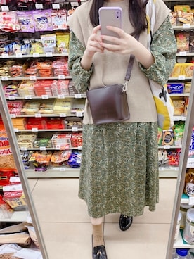 「ニットベスト」｜「アイテム（PC・スマホグッズ/家電）」を使った、pinoさん（レディース・156cm）の秋コーディネート