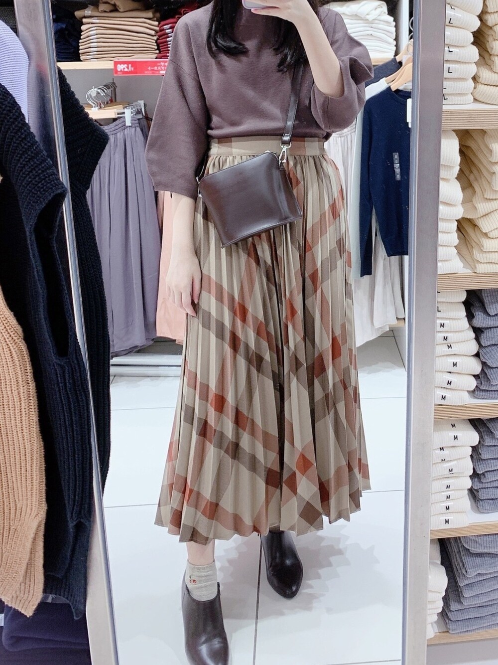 「秋のマイ旬スタイル、ショートブーツ、GU、ユニクロ、秋服、natural couture、ブーティ、ブラウン、ブラウンコーデ、プリーツスカート」｜「natural coutureのビッグチェックプリーツスカート（スカート、ベージュ系）」を使った、pinoさん（レディース・156cm）の秋コーディネートの1枚目の写真