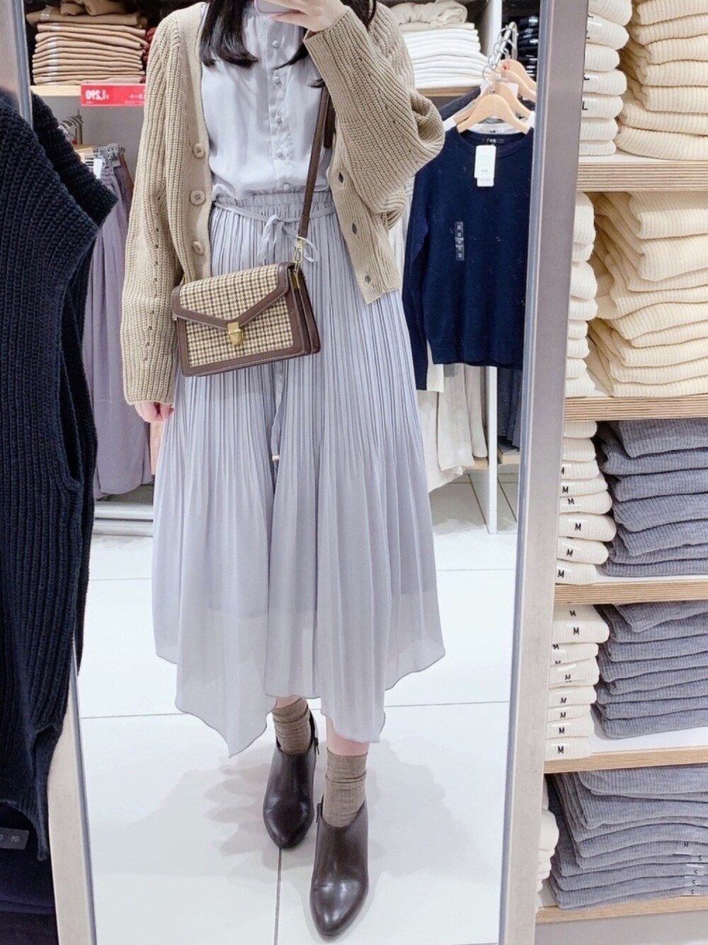 「秋のマイ旬スタイル、くすみカラー、レイヤードスタイル、natural couture、ワンピース、カーディガン、ブーティ、チェック、チェック柄に恋してる、消えそうな色コーデ」｜「GUのアイテム（ブーティ、ブラウン系）」を使った、pinoさん（レディース・156cm）の秋コーディネートの1枚目の写真