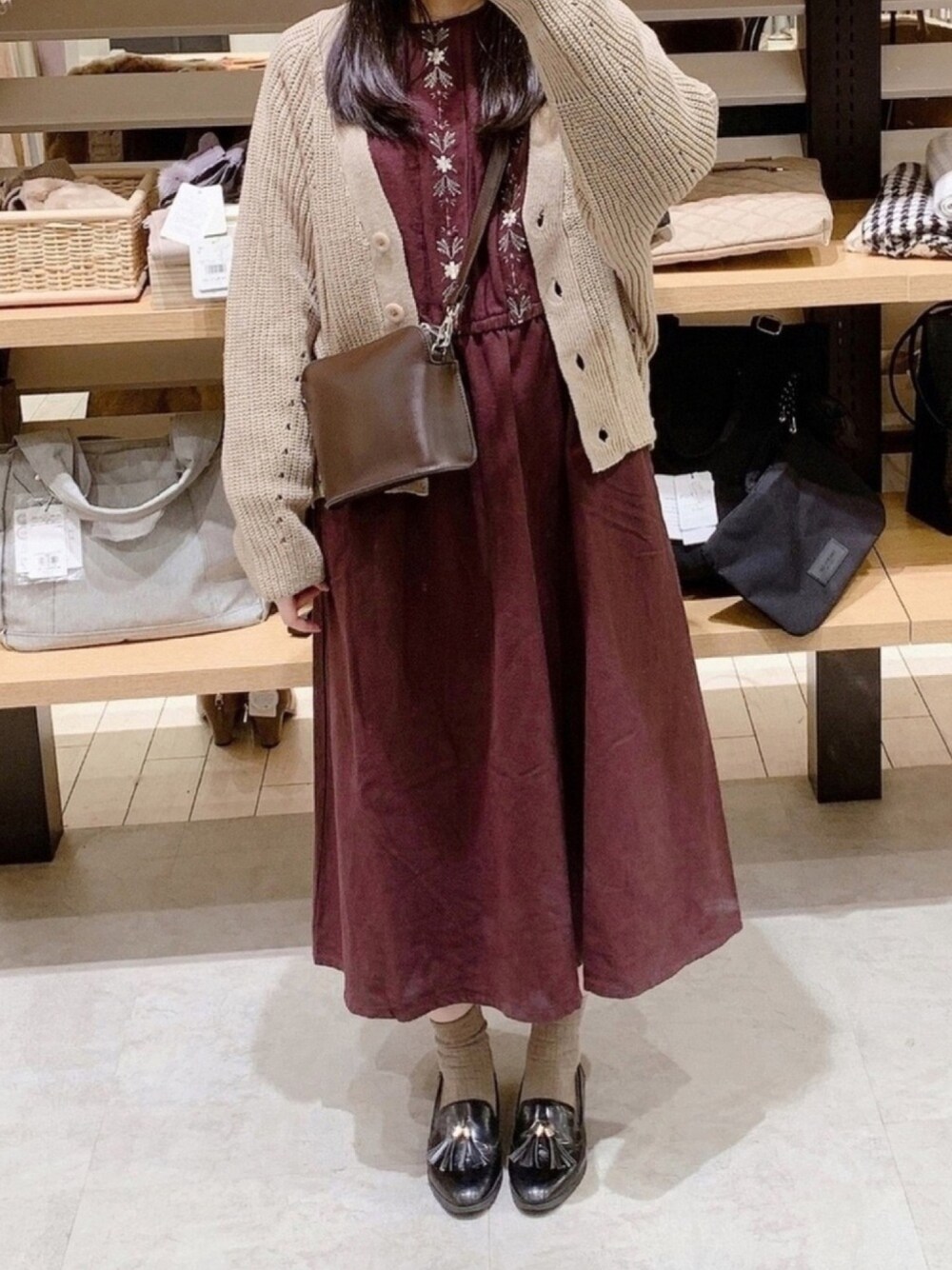「秋コーデ、秋のコーデ、休日コーデ、ehka sopo、natural couture、ユニクロ、刺繍ワンピース、ブラウンコーデ、ゆるコーデ、低身長コーデ」｜「ehka sopoの刺繍ピンタックワンピース（ワンピース、ブラウン系）」を使った、pinoさん（レディース・156cm）の秋コーディネートの1枚目の写真