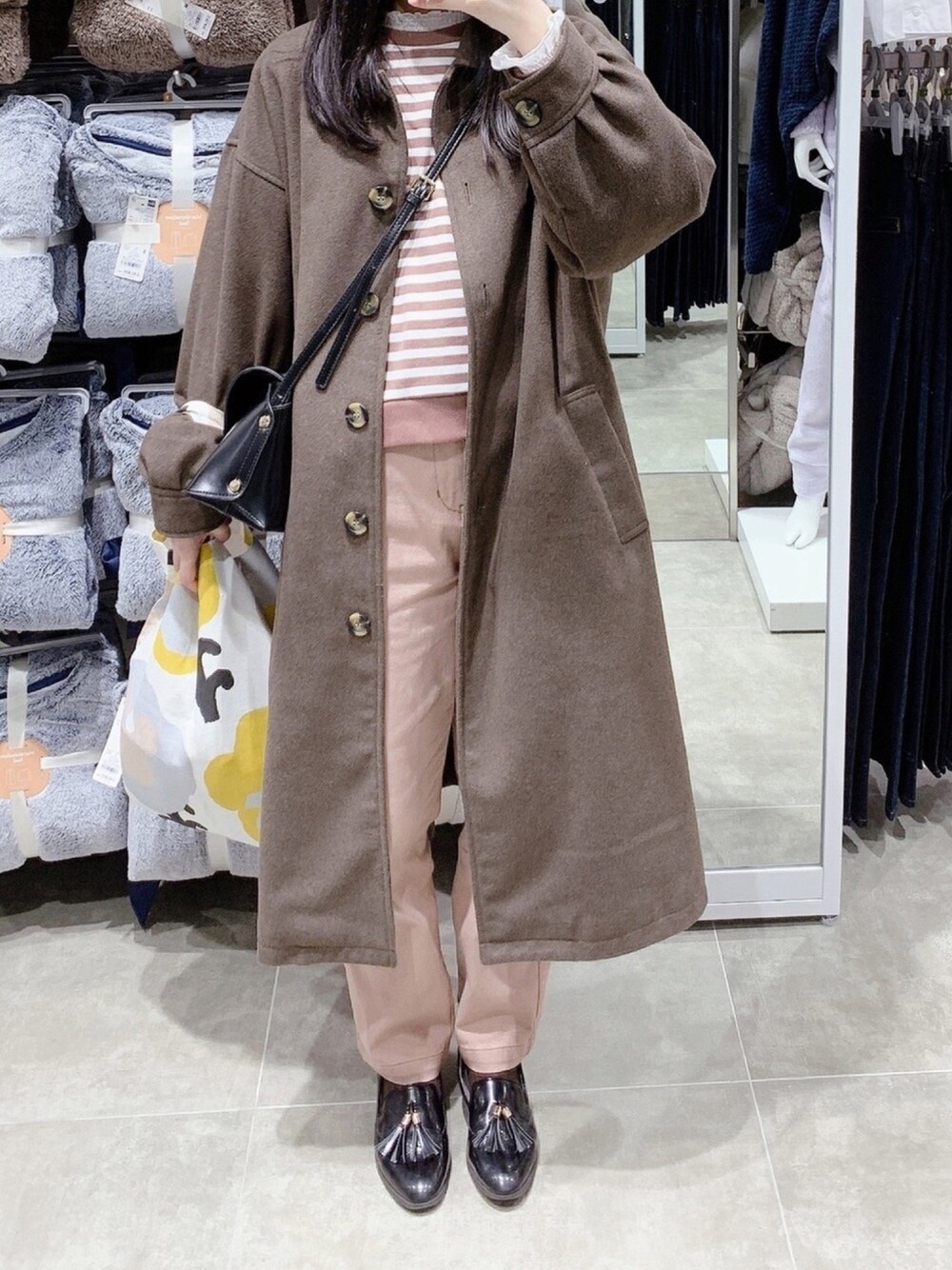 「エヘカソポ、ehka sopo、natural couture、moitytto、きりまるコラボ、きりまる、ボーダー、カラーパンツ、冬コーデ、低身長コーデ」｜「moi tyttoのゆるふわロングステンカラーコート【低身長さん向けサイズ(S)あり】（ステンカラーコート、ブラウン系）」を使った、pinoさん（レディース・156cm）の冬コーディネートの1枚目の写真